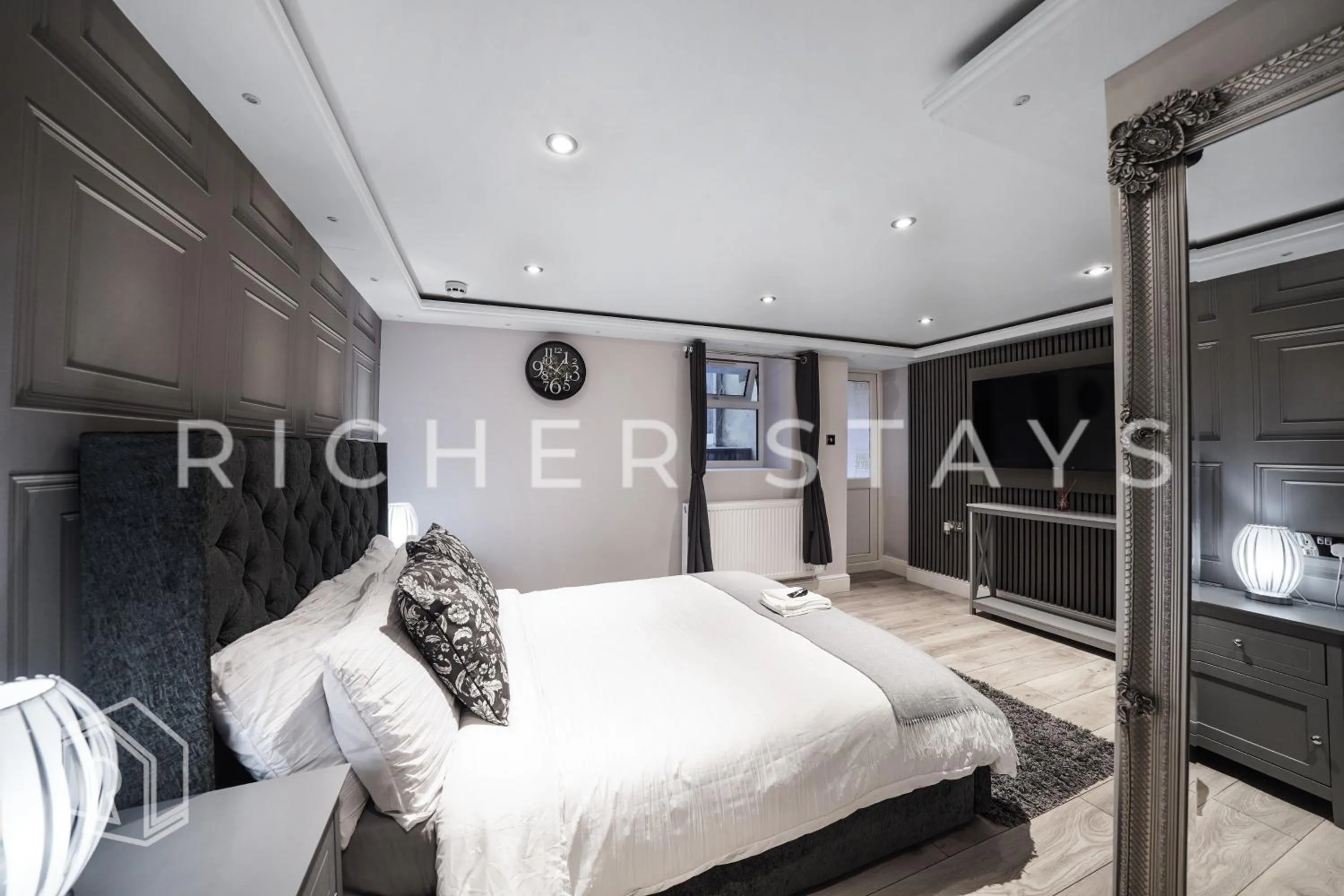 Bed in Hackney Suites - En-suite rooms & amenities