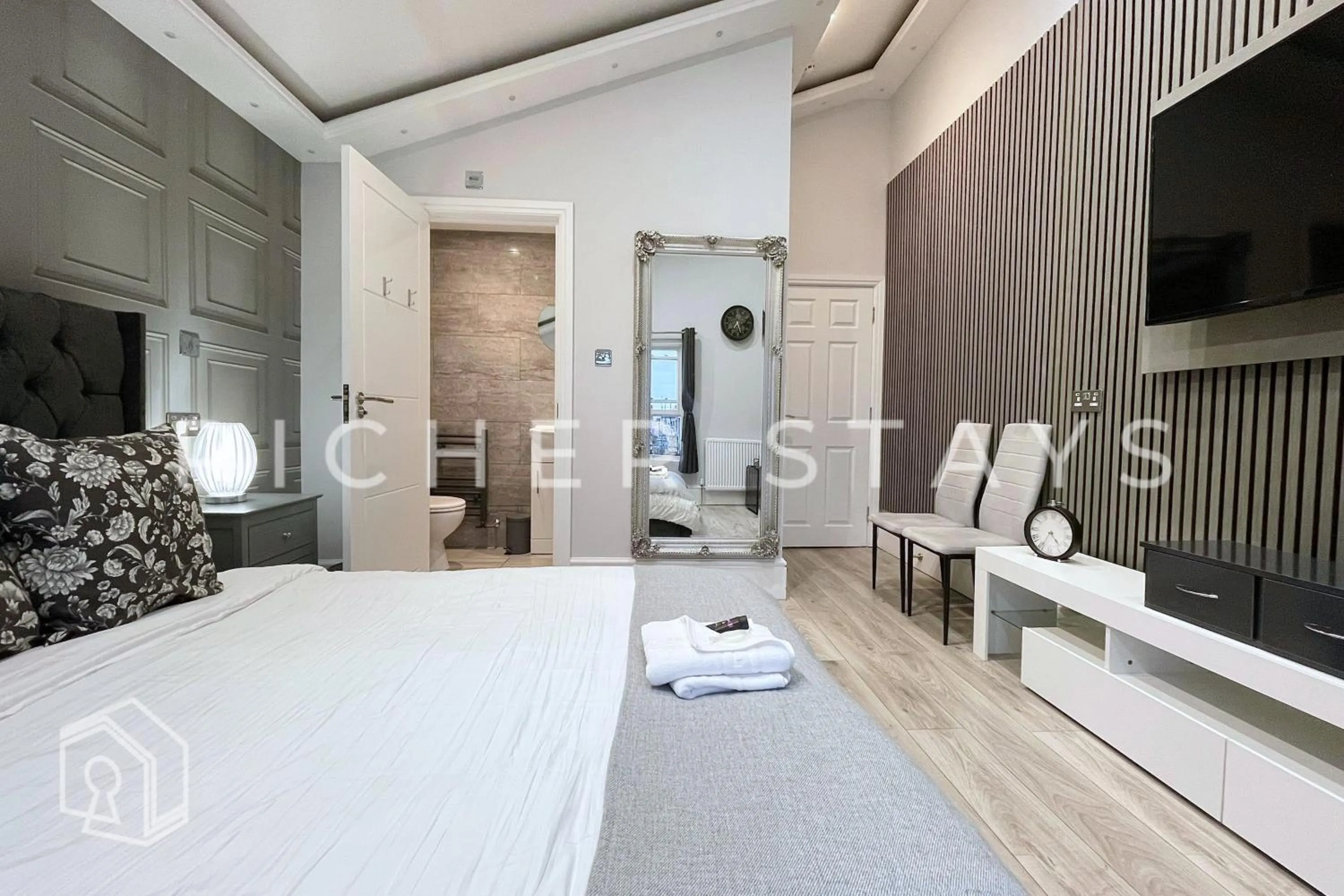 Bed in Hackney Suites - En-suite rooms & amenities