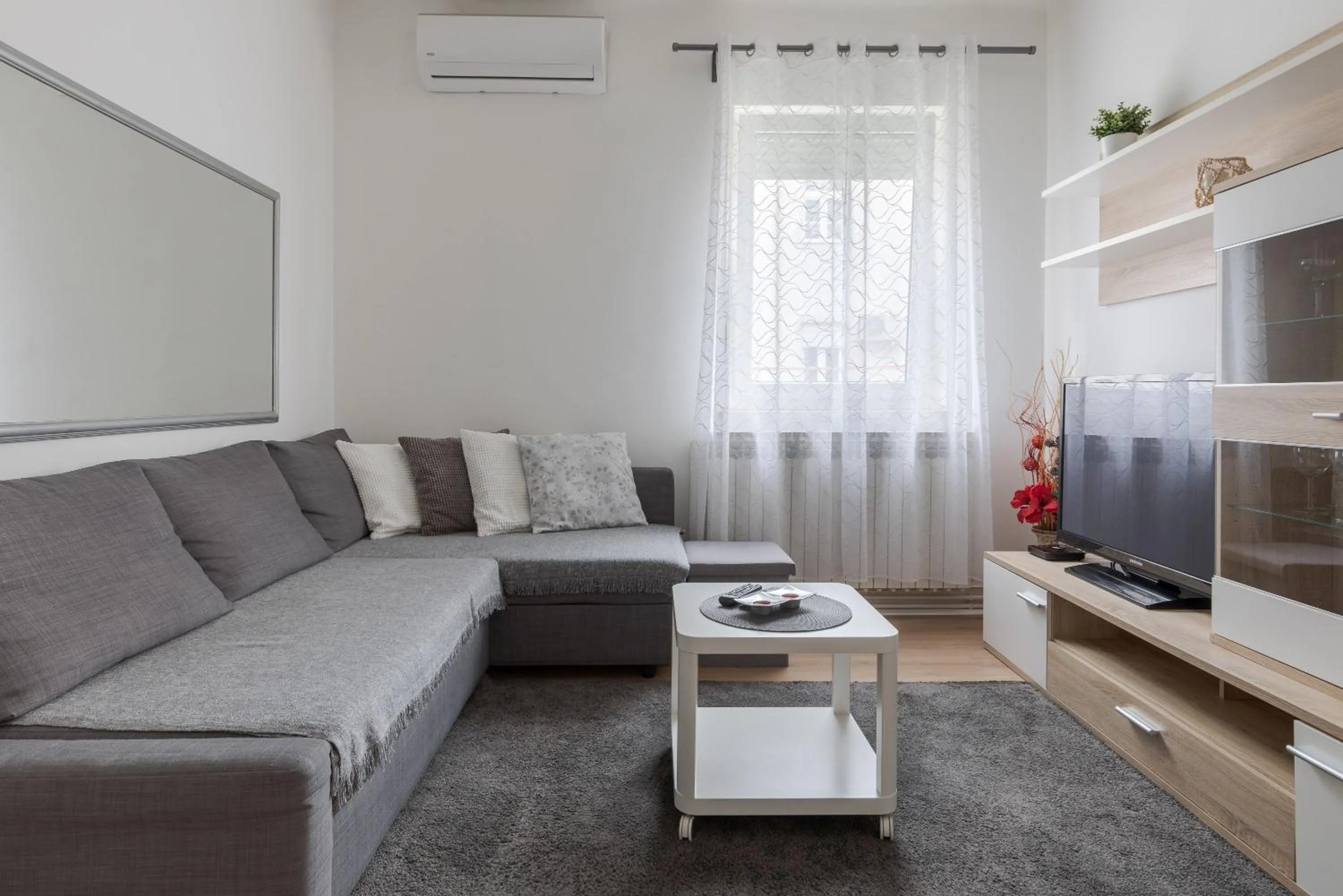 Lisinski apartment with private parking