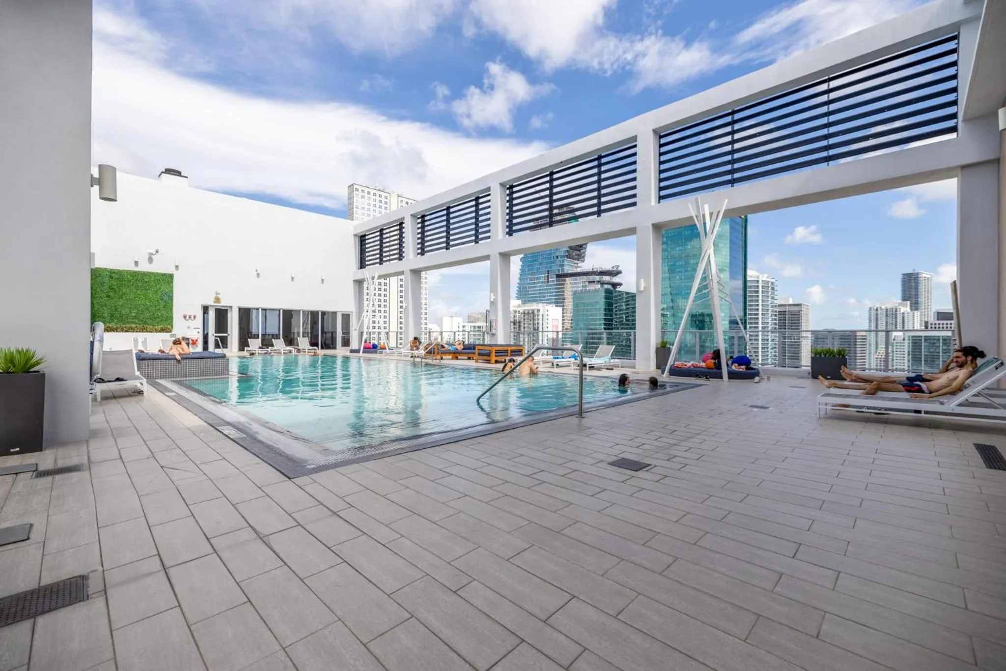 Cozy Downtown Pad- Luxe Rooftop pool gym and more