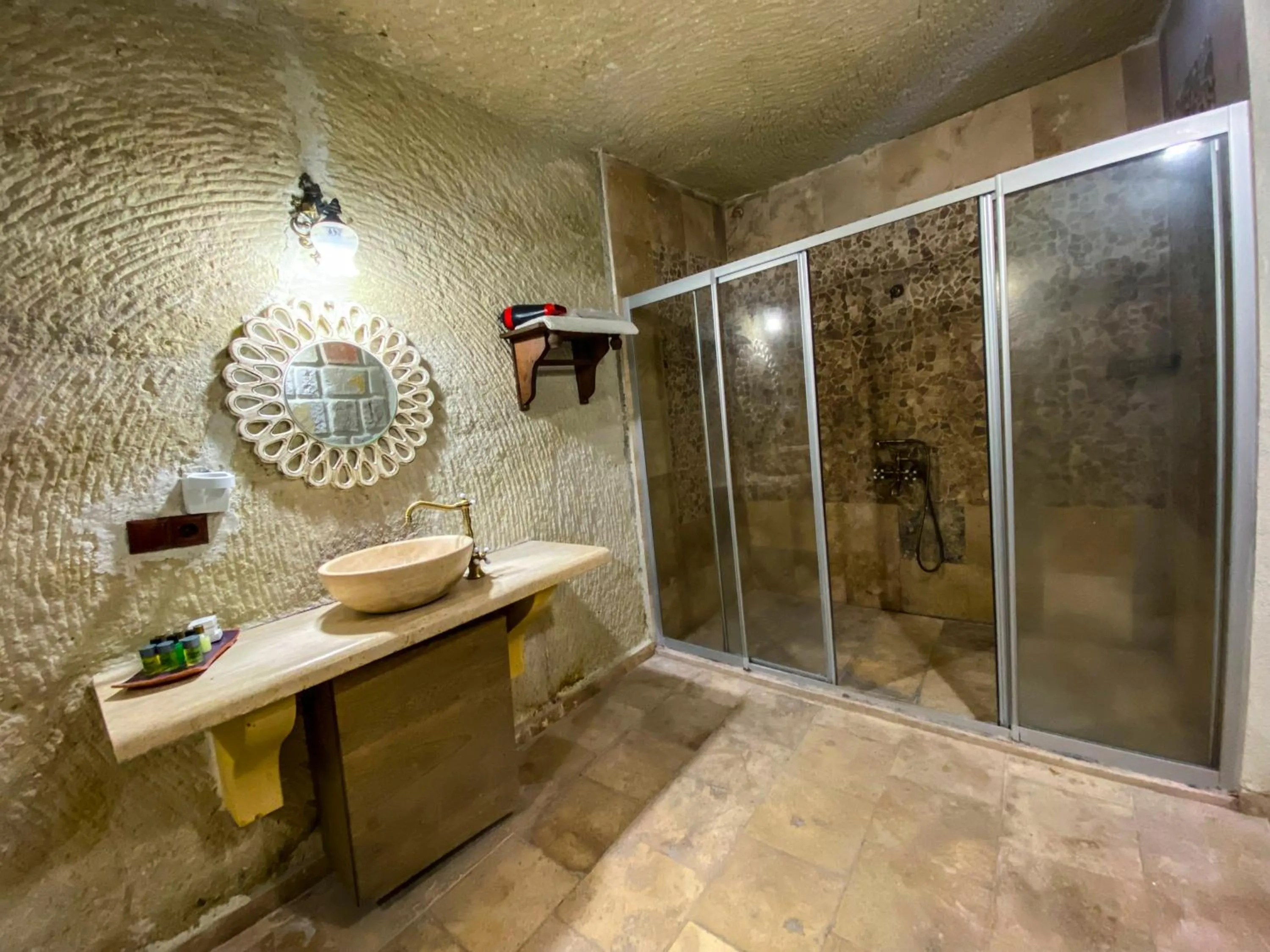 Shower, Bathroom in Milagre Cave Hotel