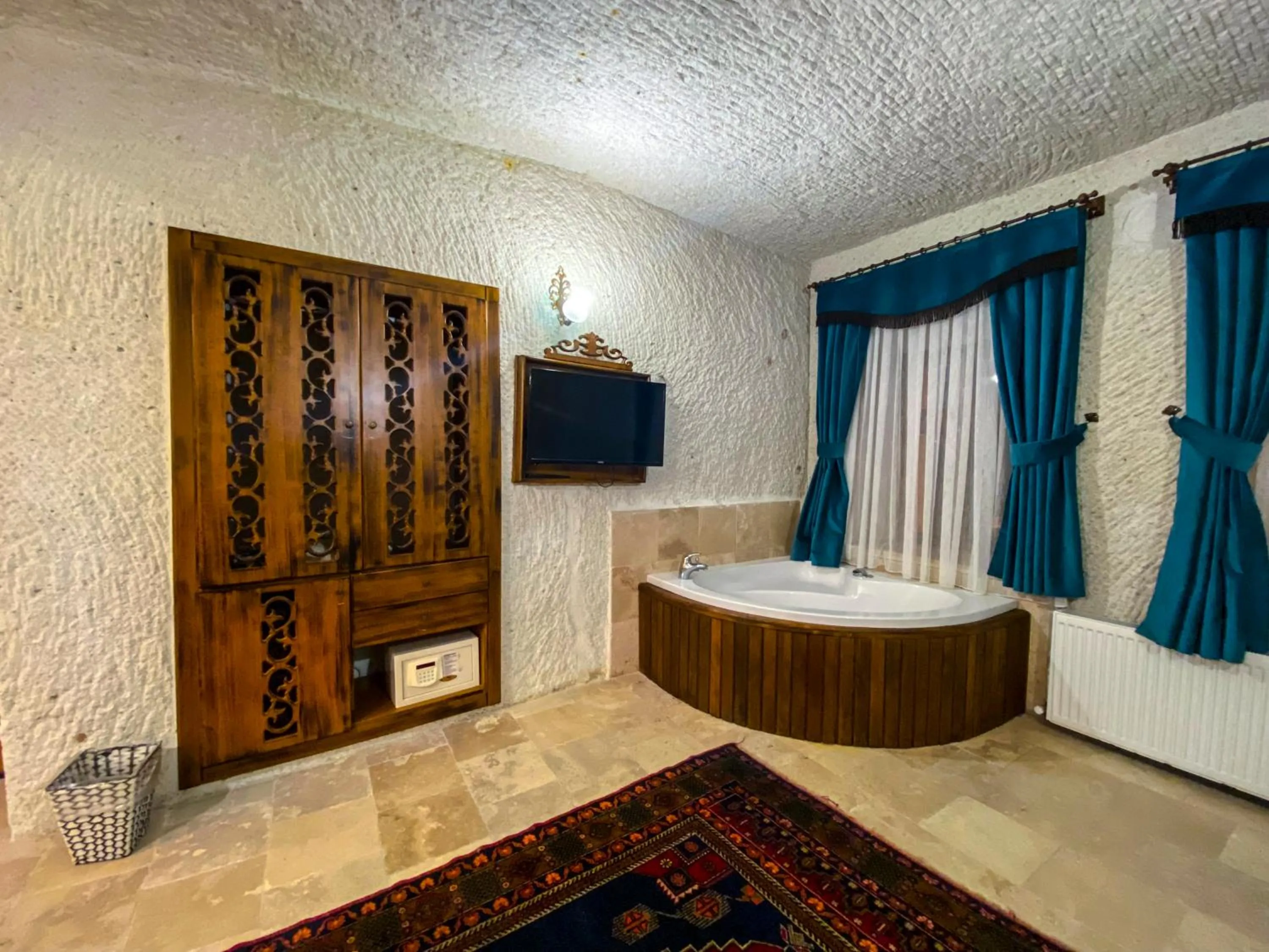 Photo of the whole room, TV/Entertainment Center in Milagre Cave Hotel