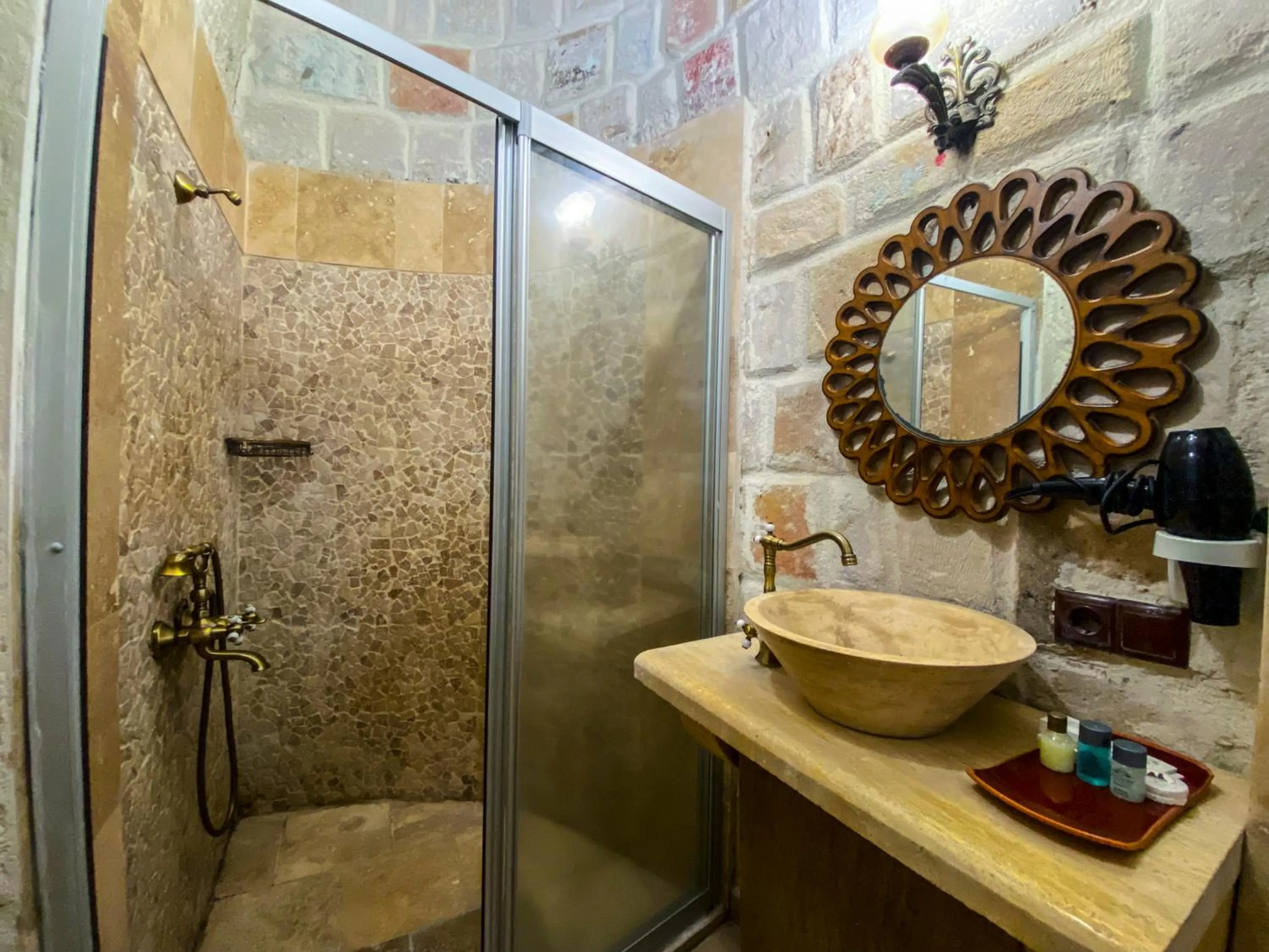 Shower, Bathroom in Milagre Cave Hotel
