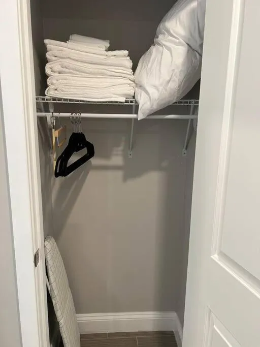 308 Cozy and warm King Bed APT in center city