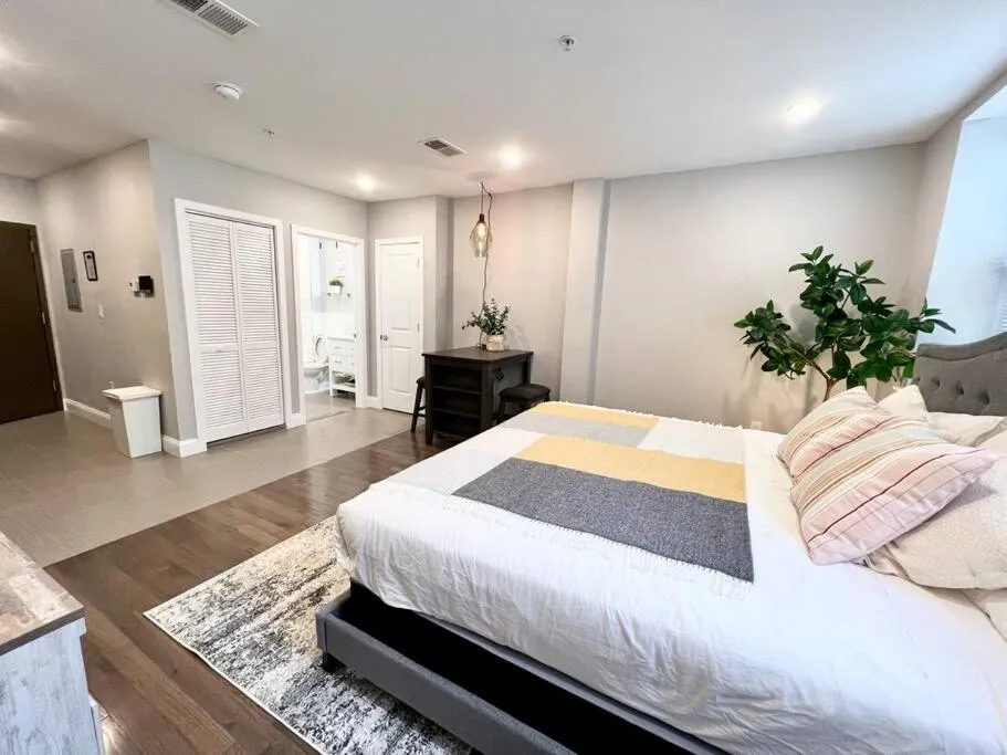 Bed in 308 Cozy and warm King Bed APT in center city