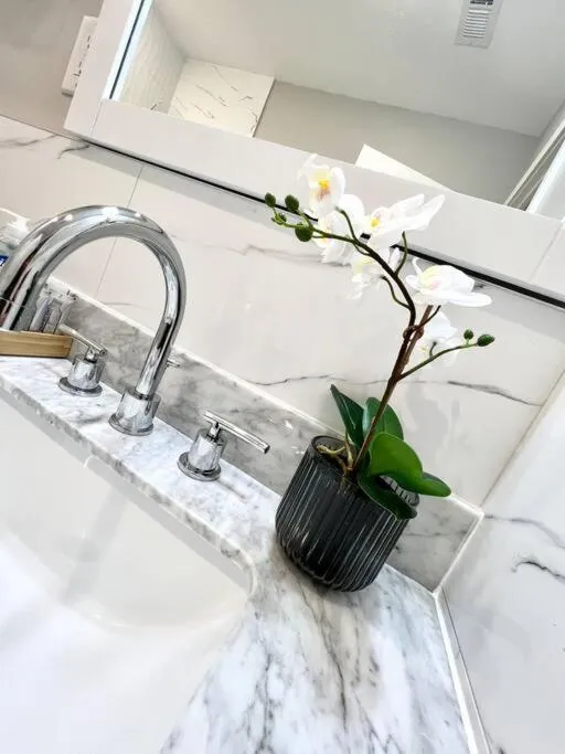 308 Cozy and warm King Bed APT in center city