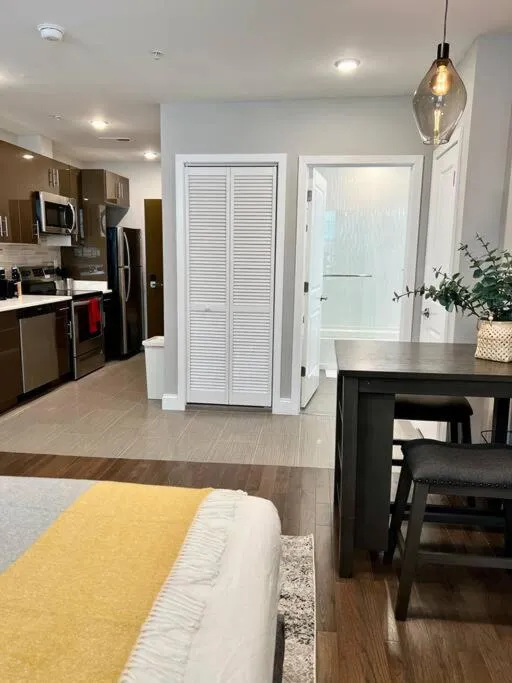 308 Cozy and warm King Bed APT in center city