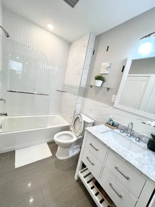 308 Cozy and warm King Bed APT in center city