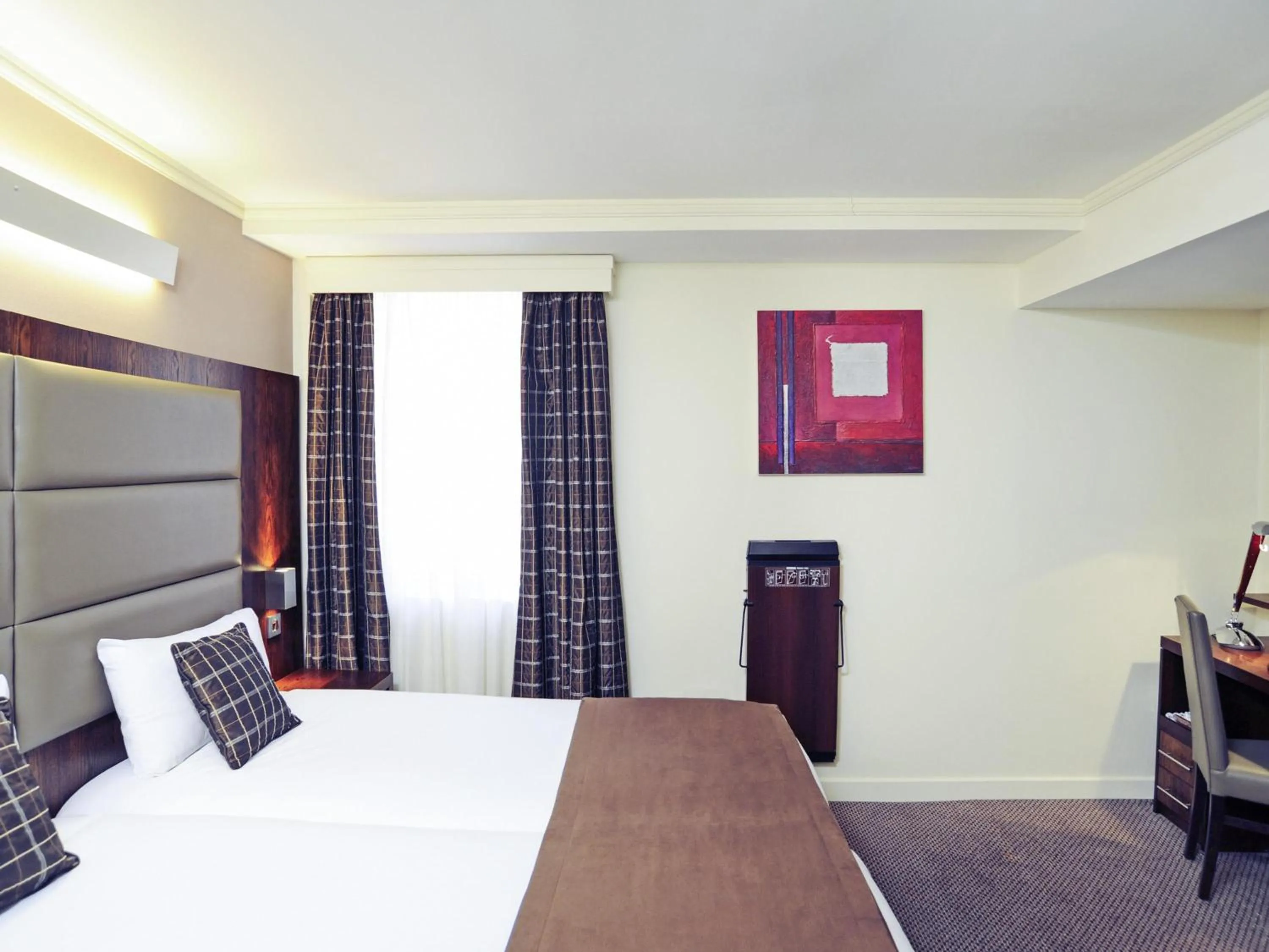 Bedroom, Bed in Mercure London Paddington Hotel