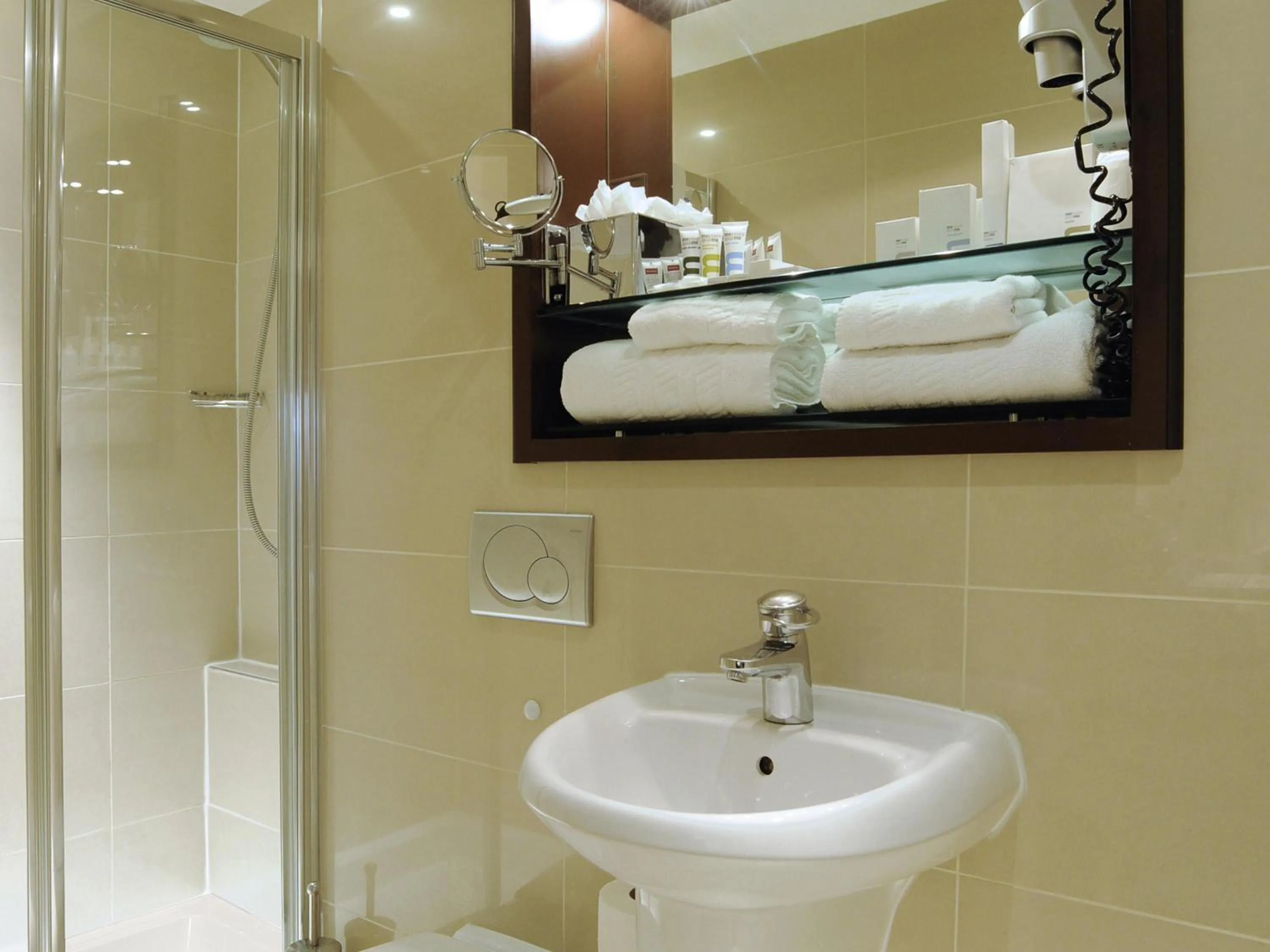 Bedroom in Mercure London Paddington Hotel