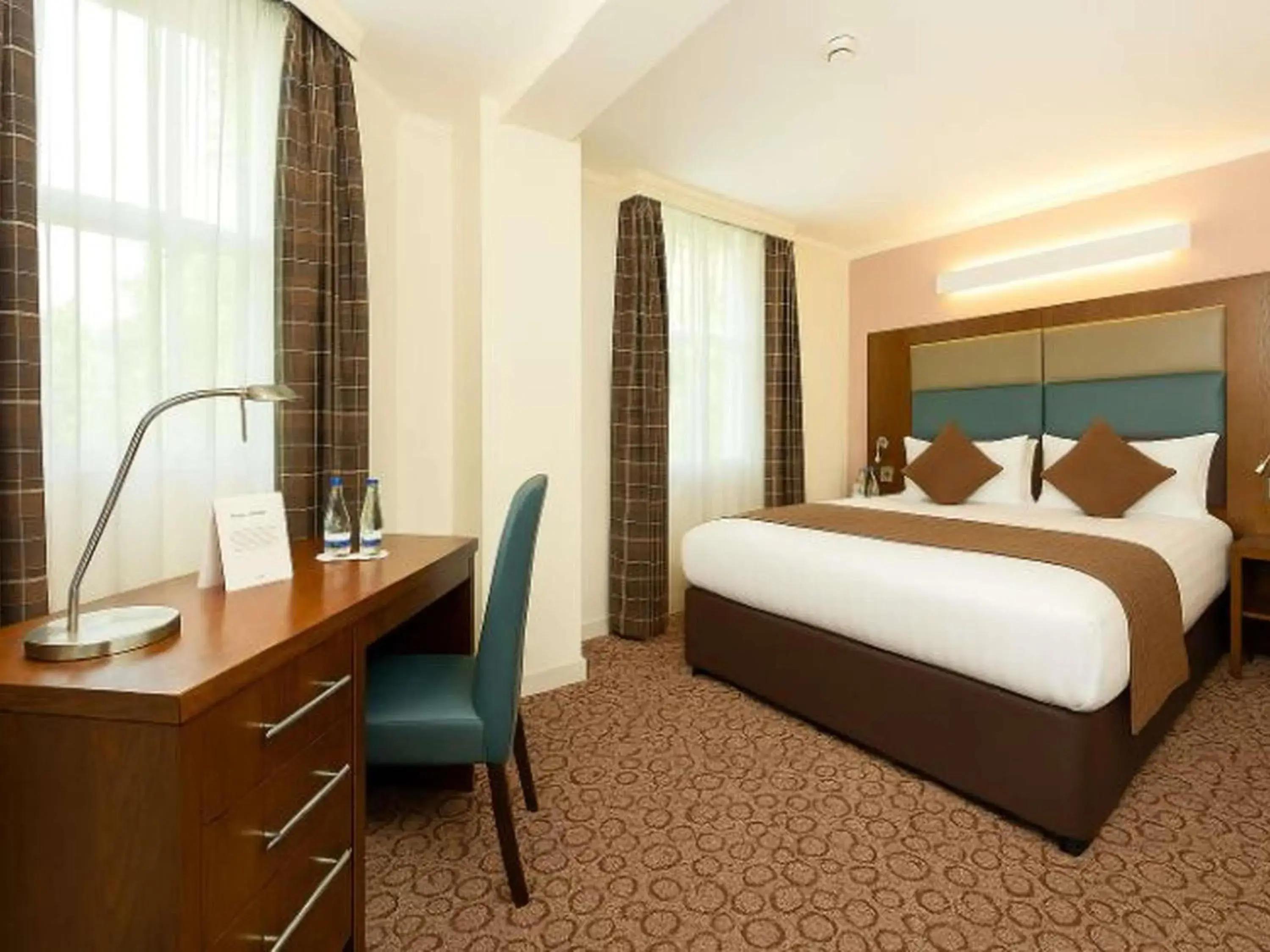 Standard Double Room in Mercure London Paddington Hotel Standard Double Room in Mercure London Paddington Hotel