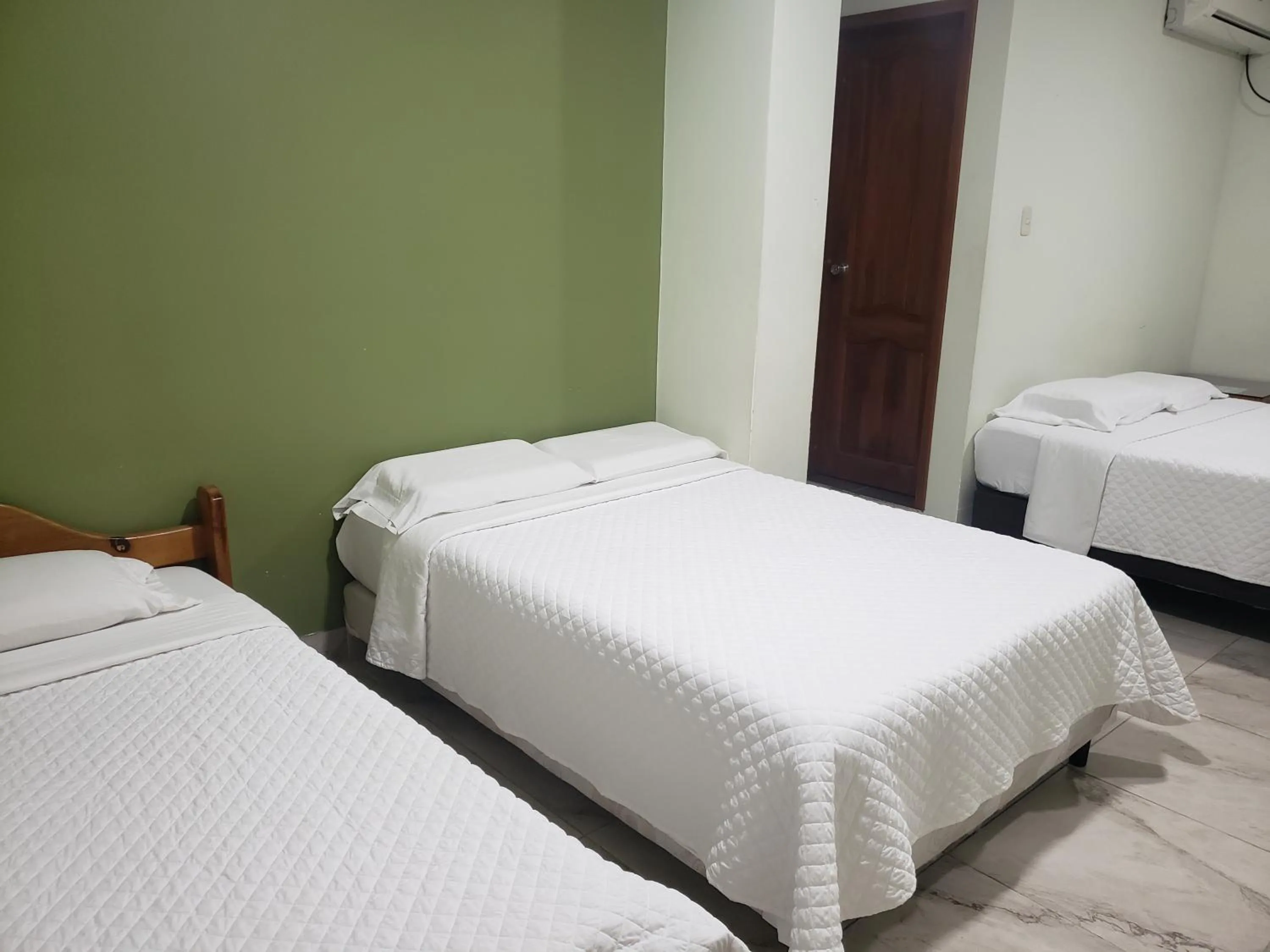 Photo of the whole room, Bed in DC Suites Aeropuerto