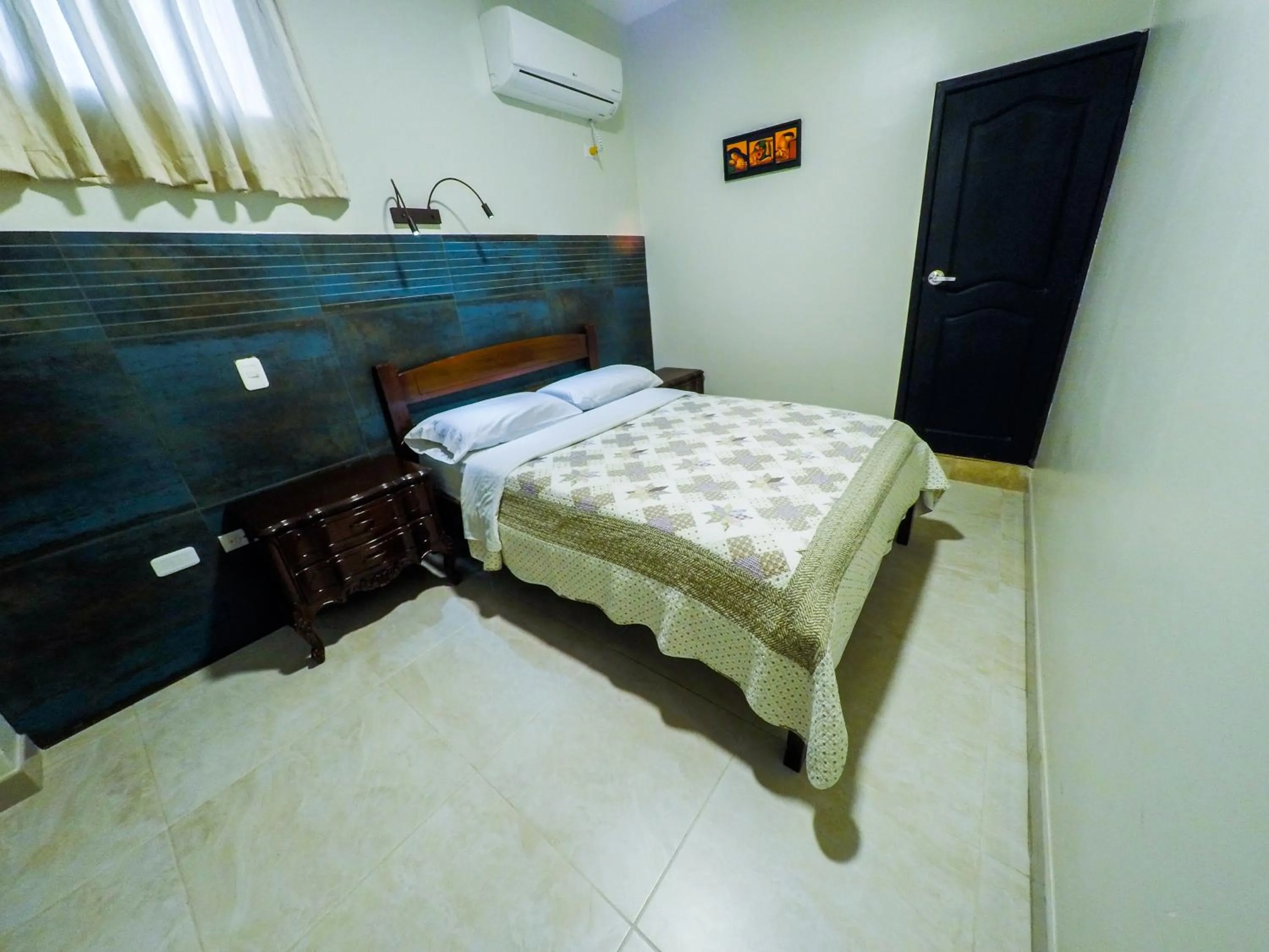 Photo of the whole room, Bed in DC Suites Aeropuerto