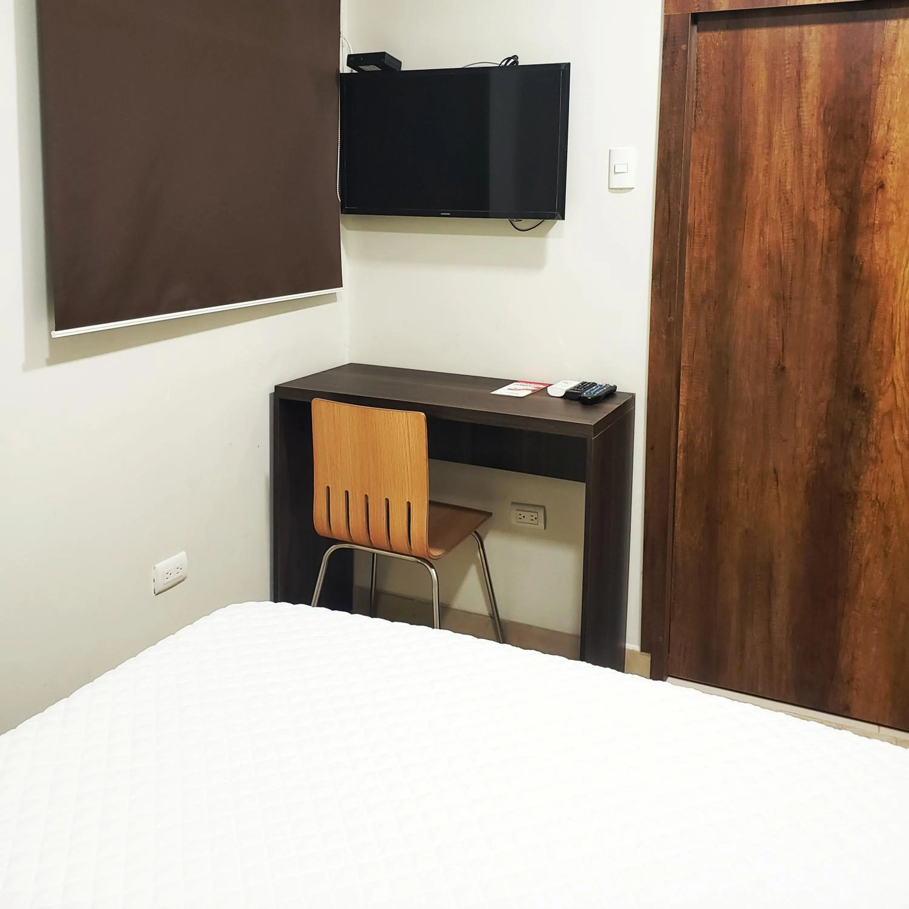 Photo of the whole room in DC Suites Aeropuerto