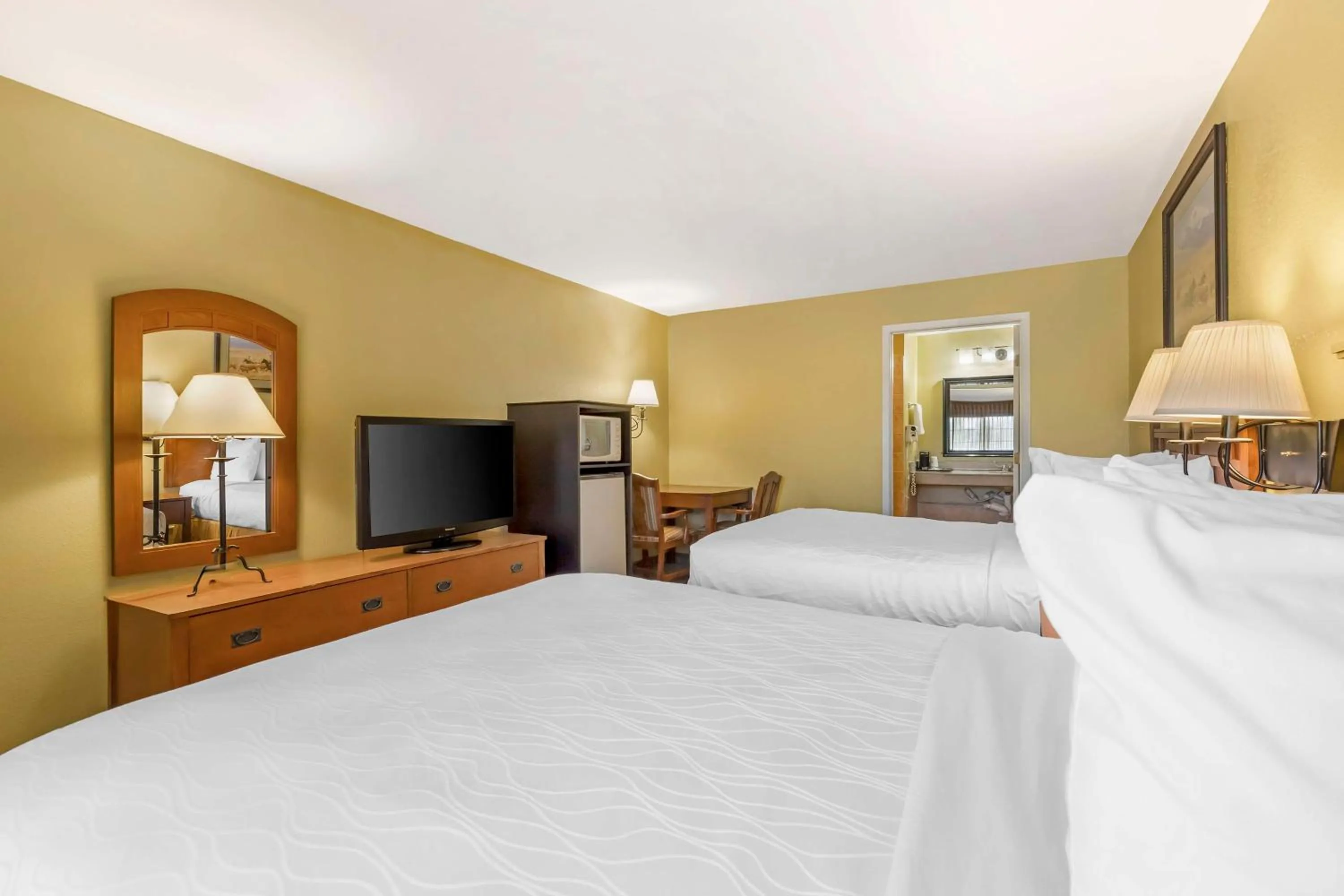 Bedroom, Bed in Best Western Executive Inn