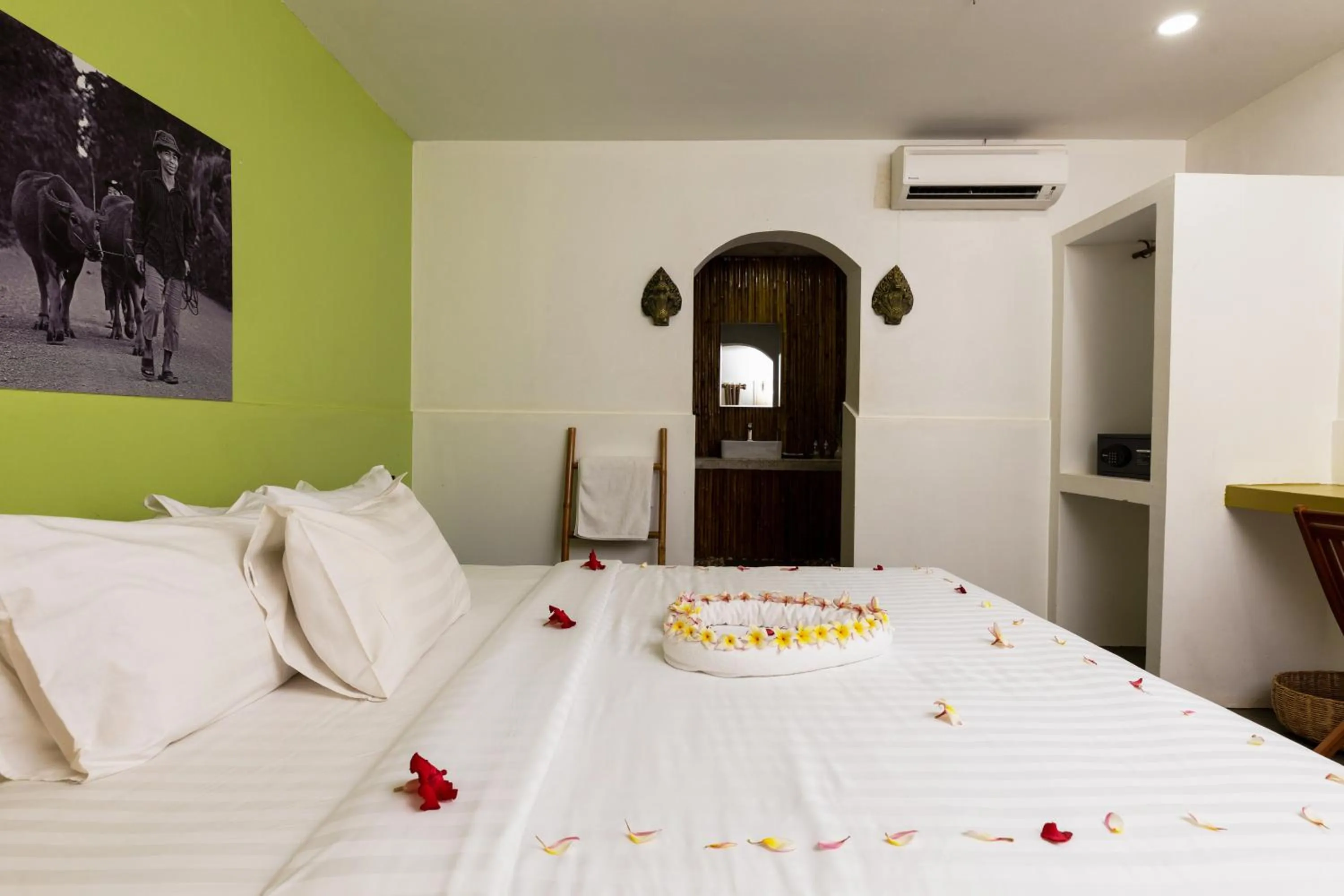 Bed in Green BOUTiQUE