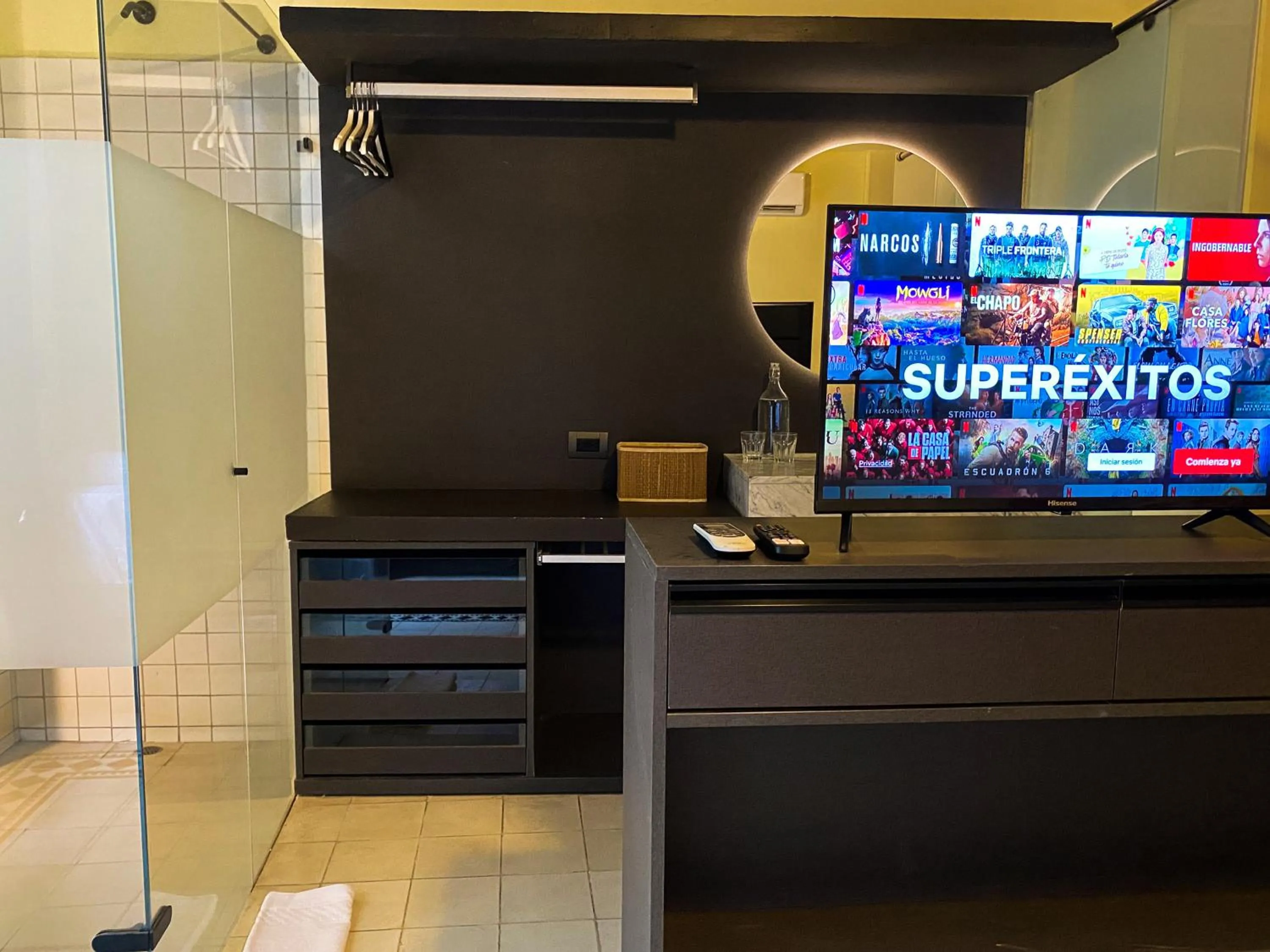 Communal lounge/ TV room in Casa Charlotte - Alma Hotels