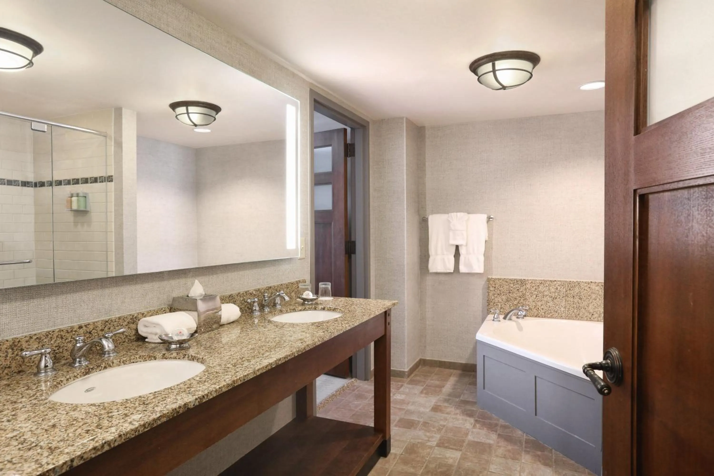 Bathroom, Bed in Callaway Resort & Gardens