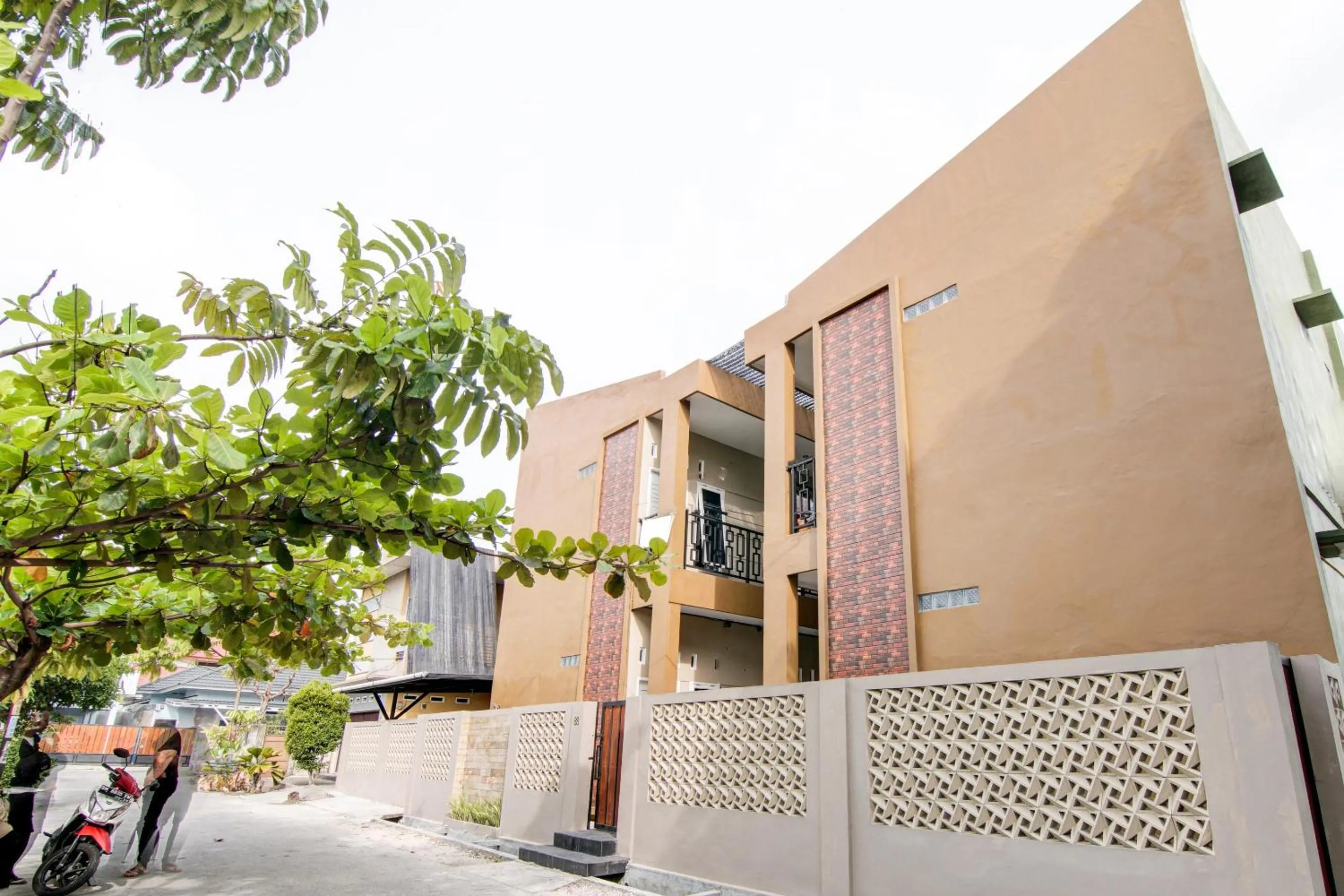 Facade/entrance in Hotel O Awi Stay Syariah Near SIMPANG KAWASAN INDUSTRI WILMAR PELINTUNG