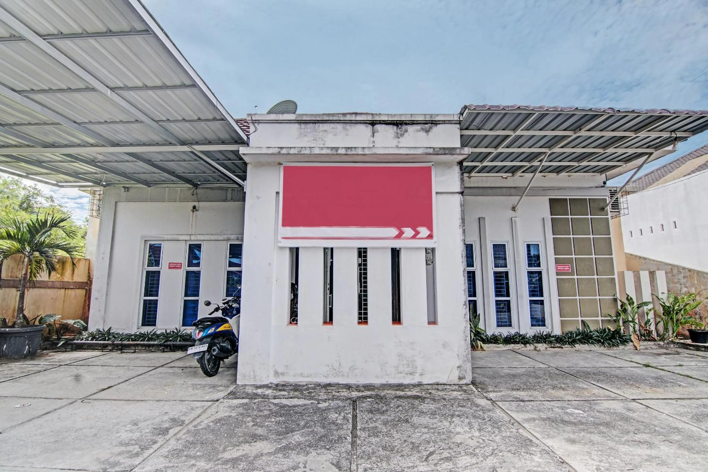 Facade/entrance in Hotel O Penginapan Puti SyariahNearBandara Sultan Syarif Kasim II