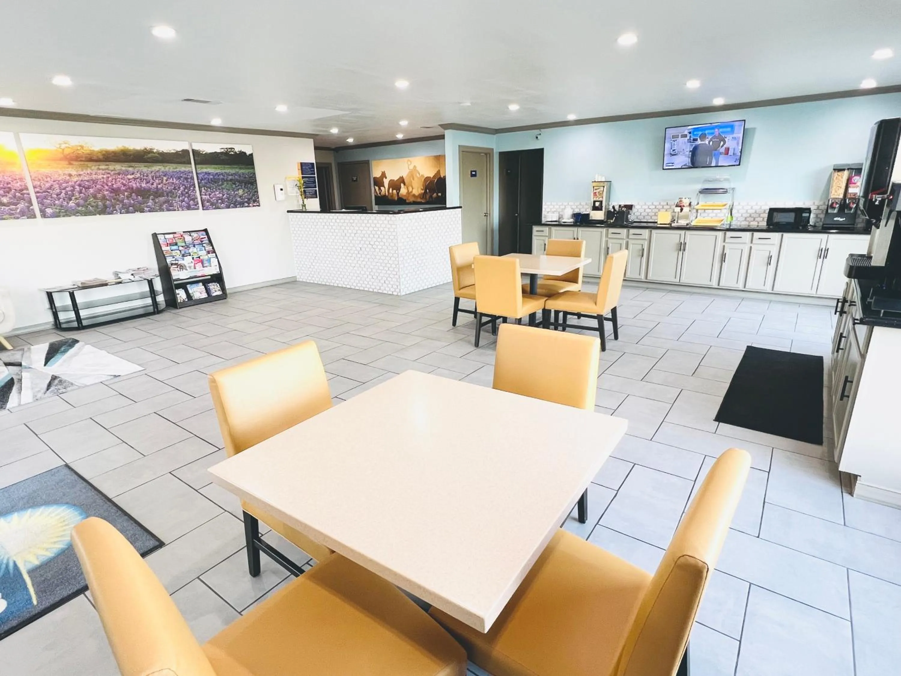 Lobby or reception in Days Inn & Suites by Wyndham - Canton First Monday Trade Days