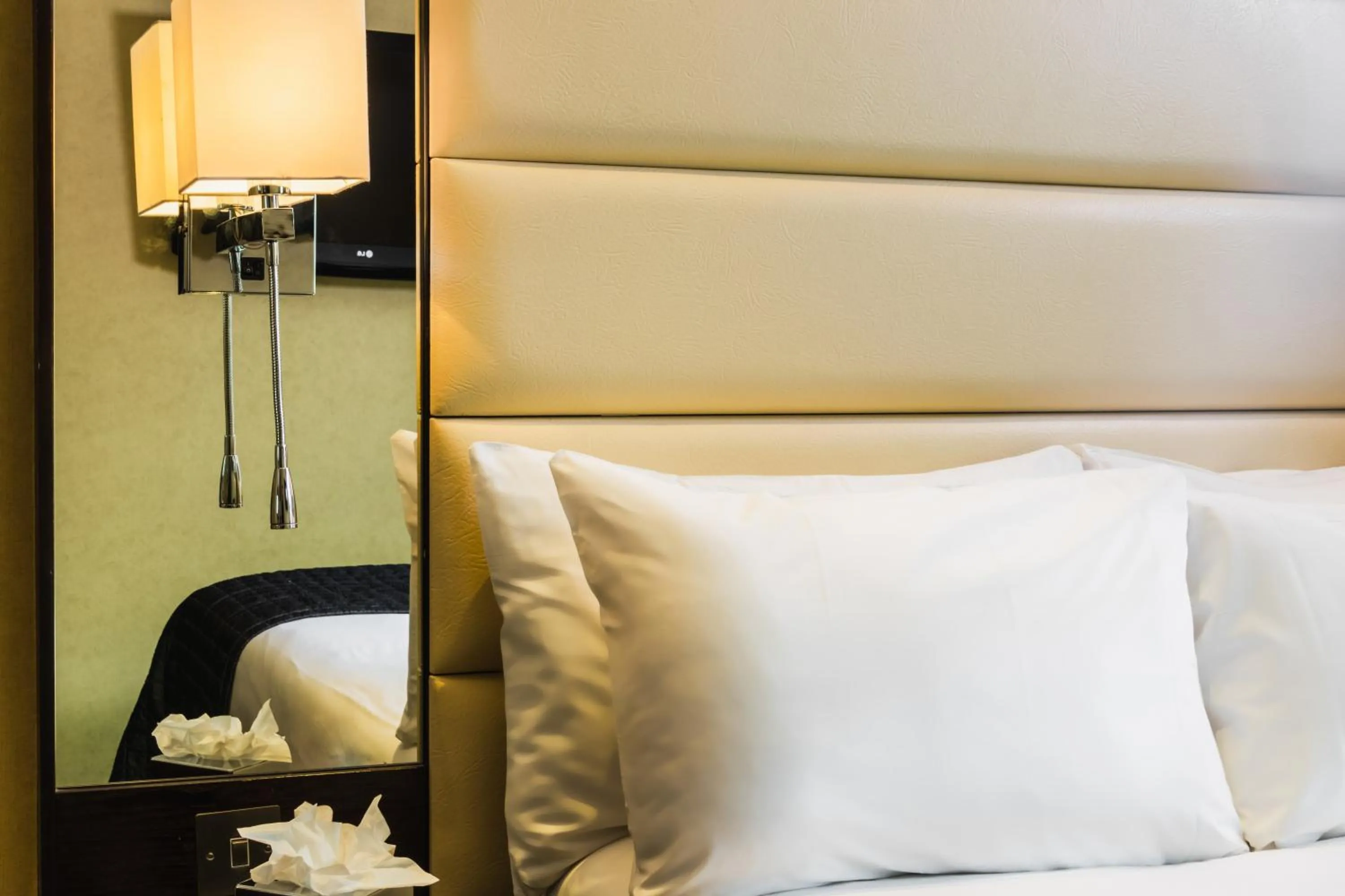 Bed in Park Grand Hyde Park