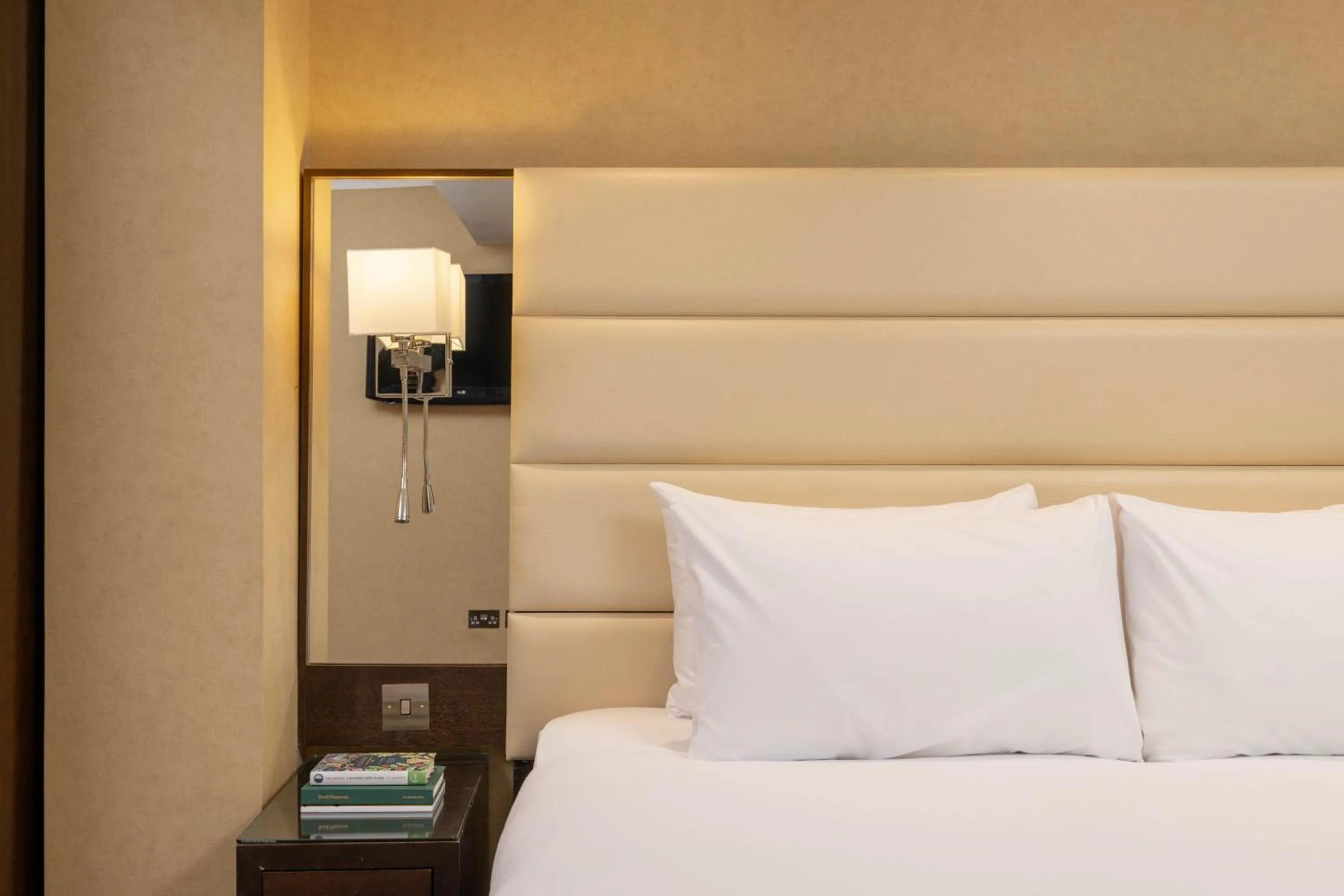 Bedroom, Bed in Park Grand Hyde Park