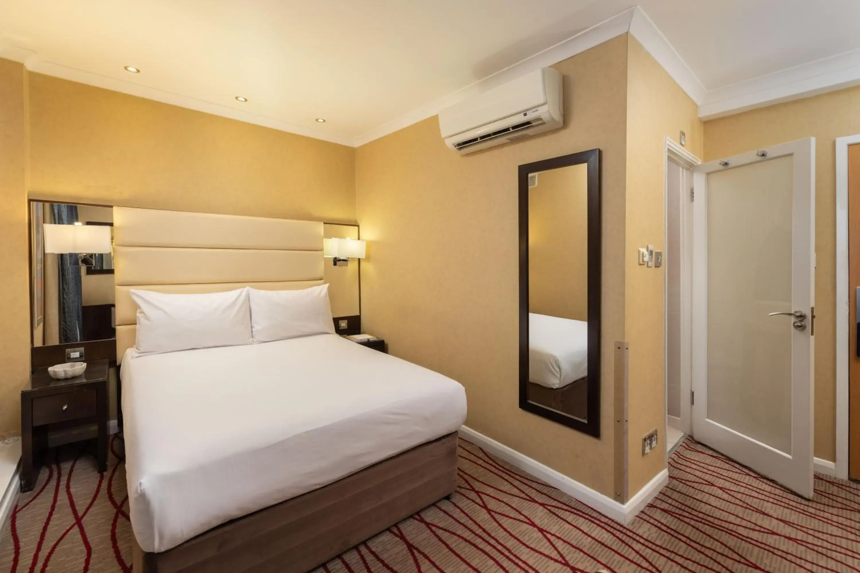 Deluxe Double Room in Park Grand Hyde Park Deluxe Double Room in Park Grand Hyde Park