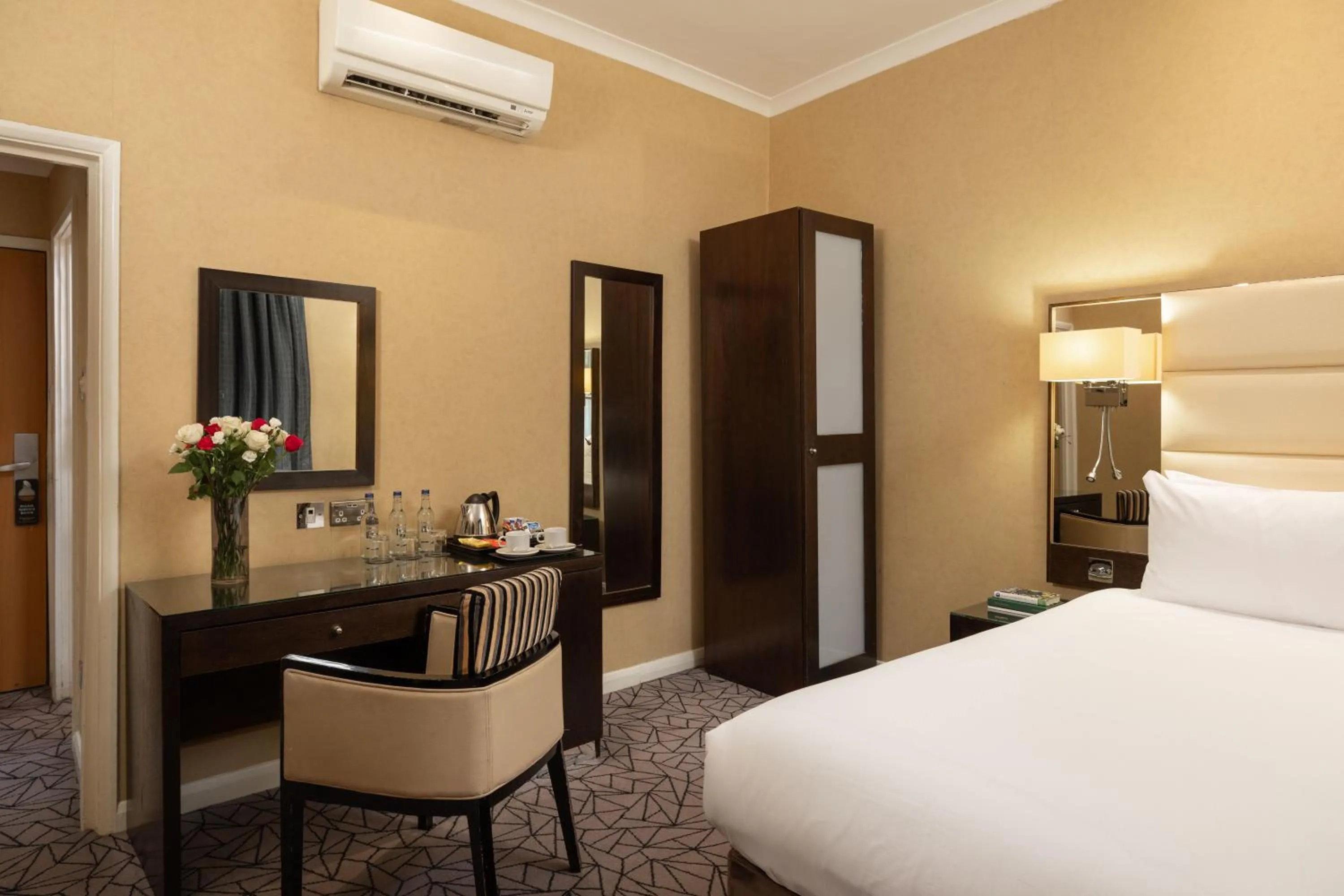 Photo of the whole room, Bed in Park Grand Hyde Park