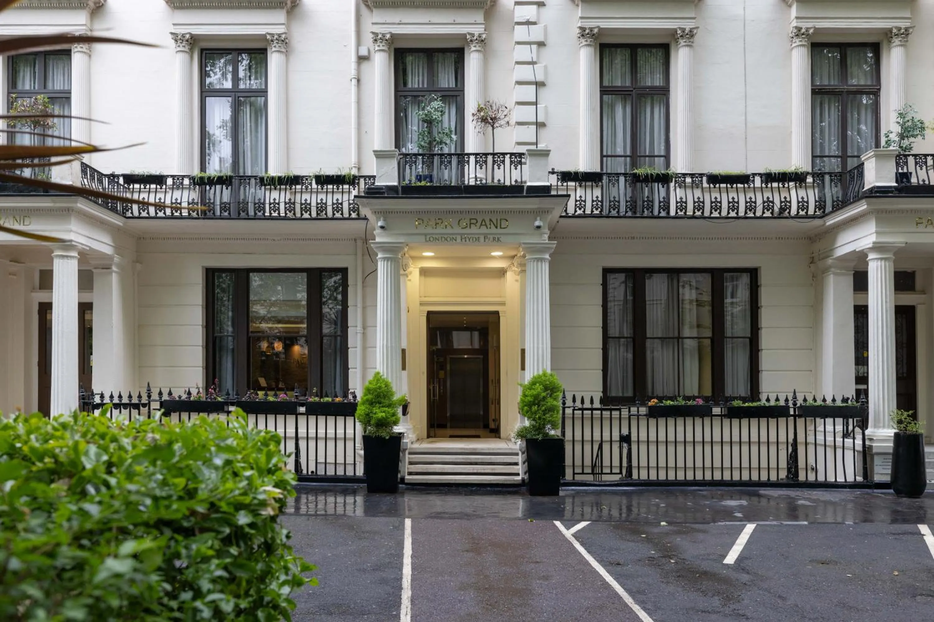 Facade/entrance in Park Grand Hyde Park