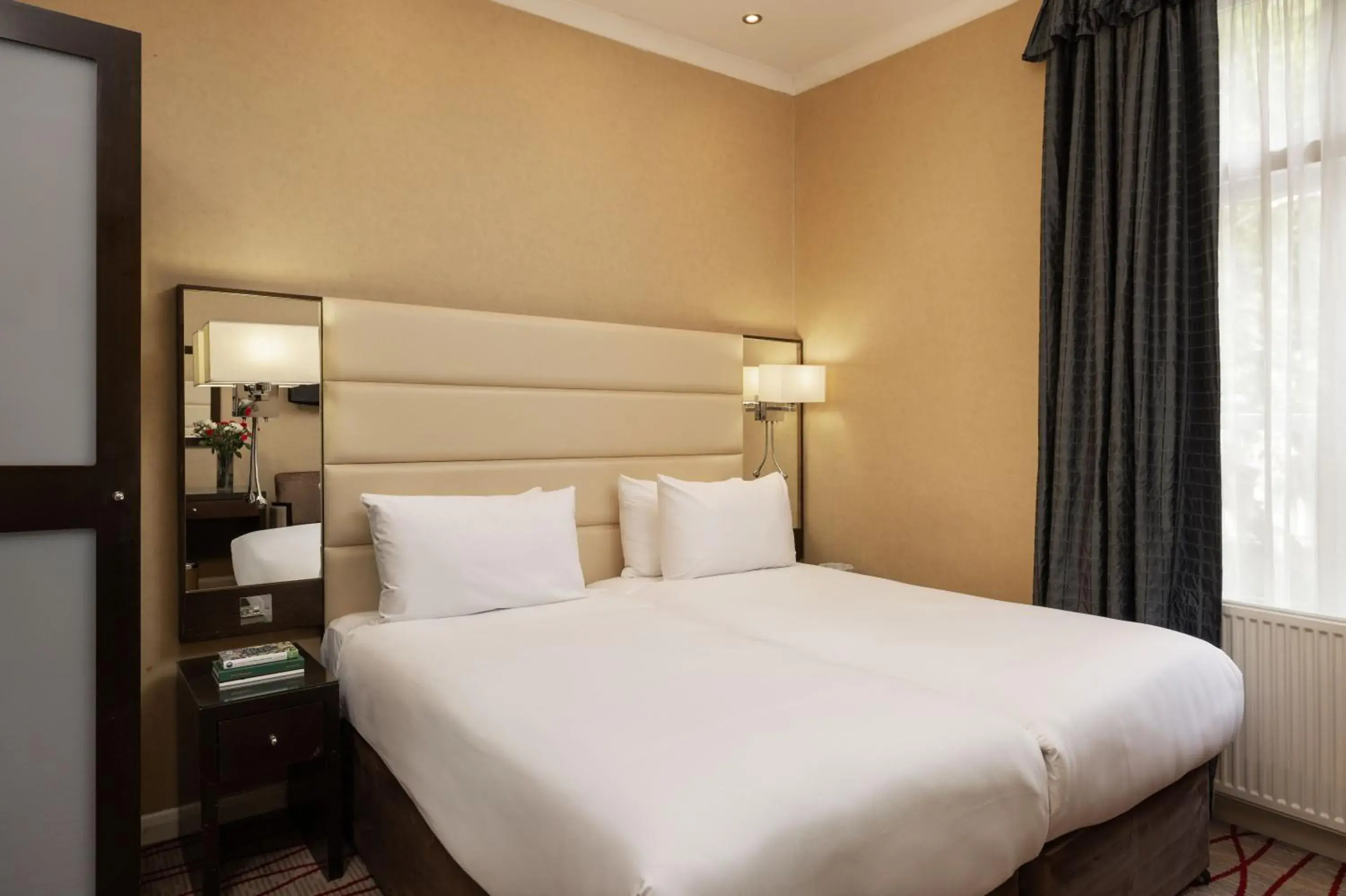 Deluxe Twin Room in Park Grand Hyde Park Deluxe Twin Room in Park Grand Hyde Park