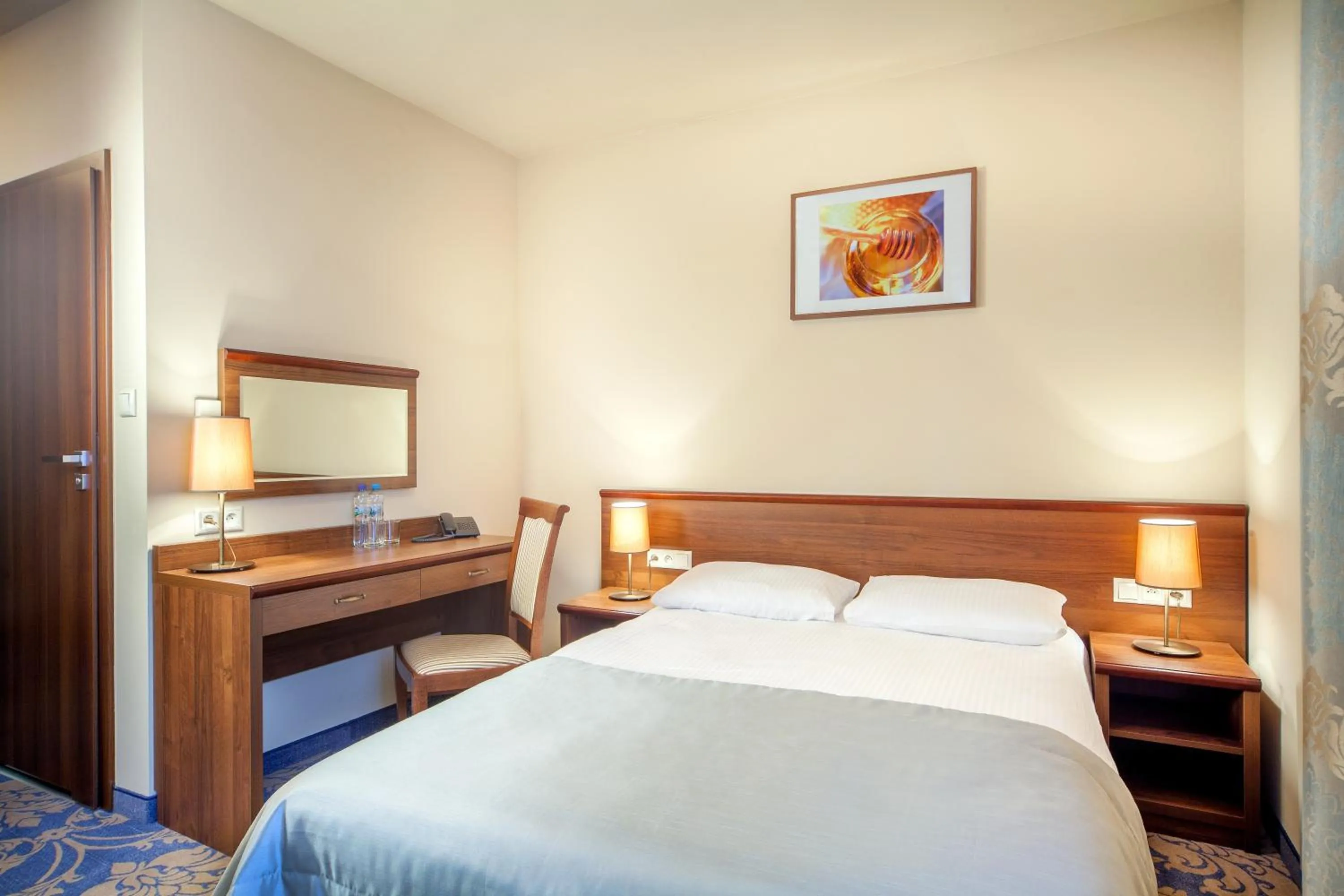 Bed in Hotel Miodowy Młyn