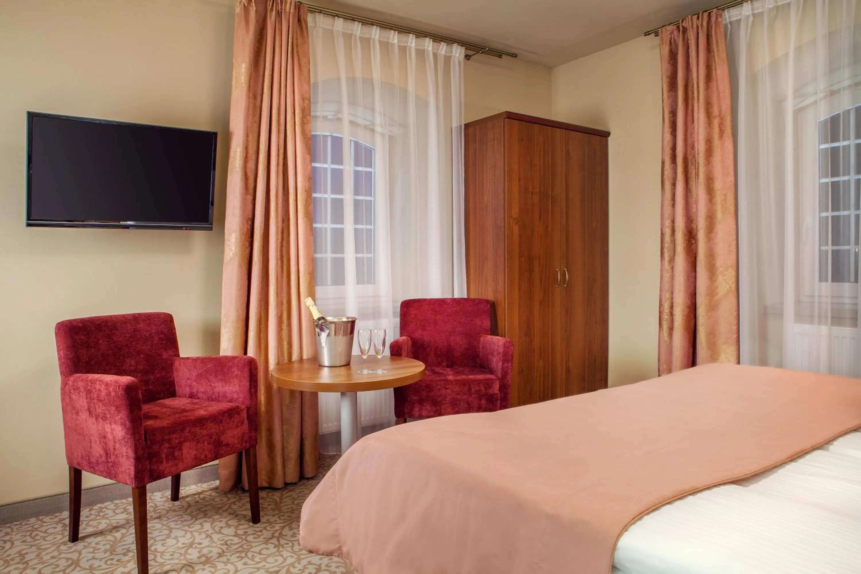 Bed in Hotel Miodowy Młyn