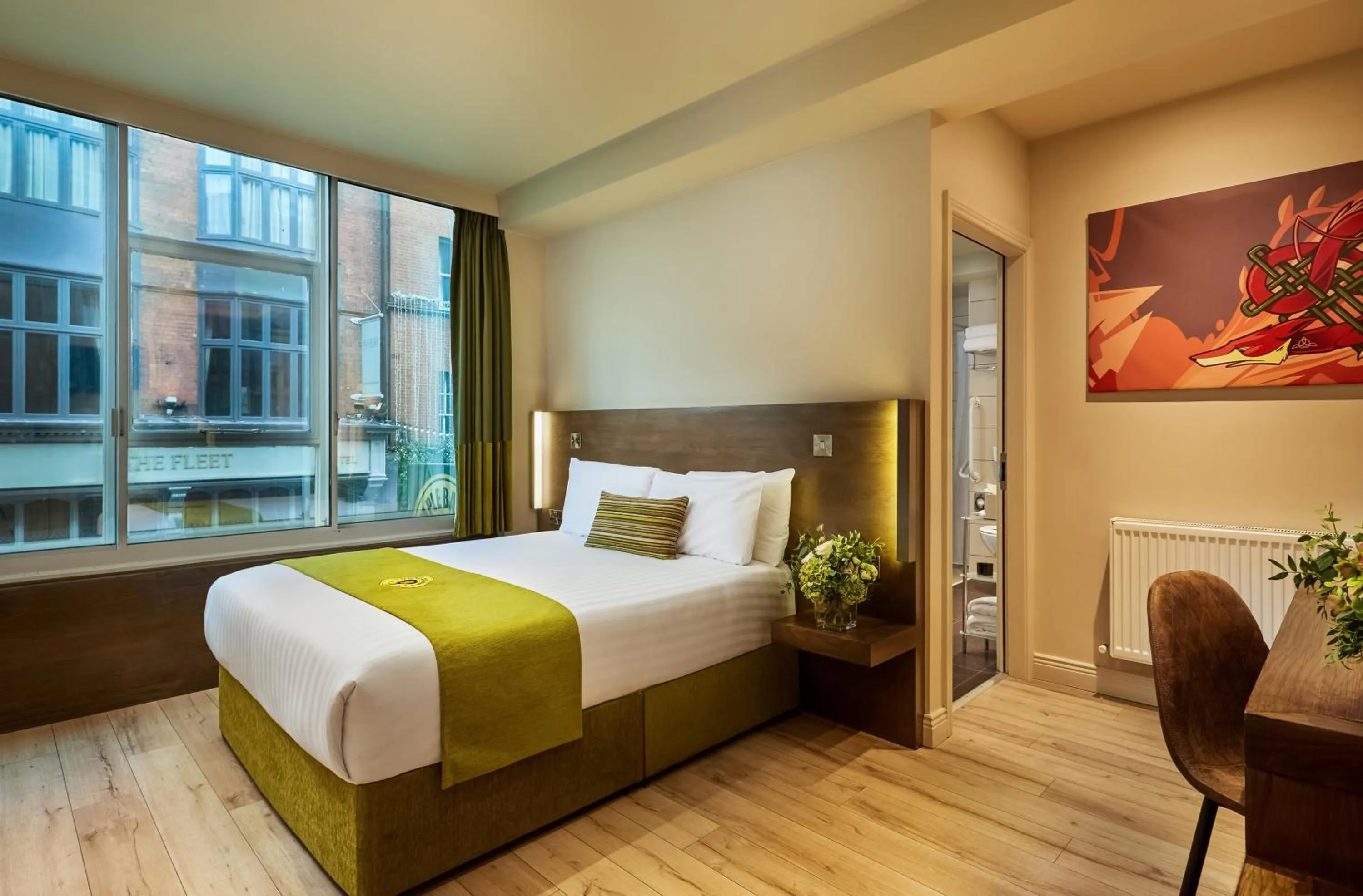 Photo of the whole room, Bed in Temple Bar Inn