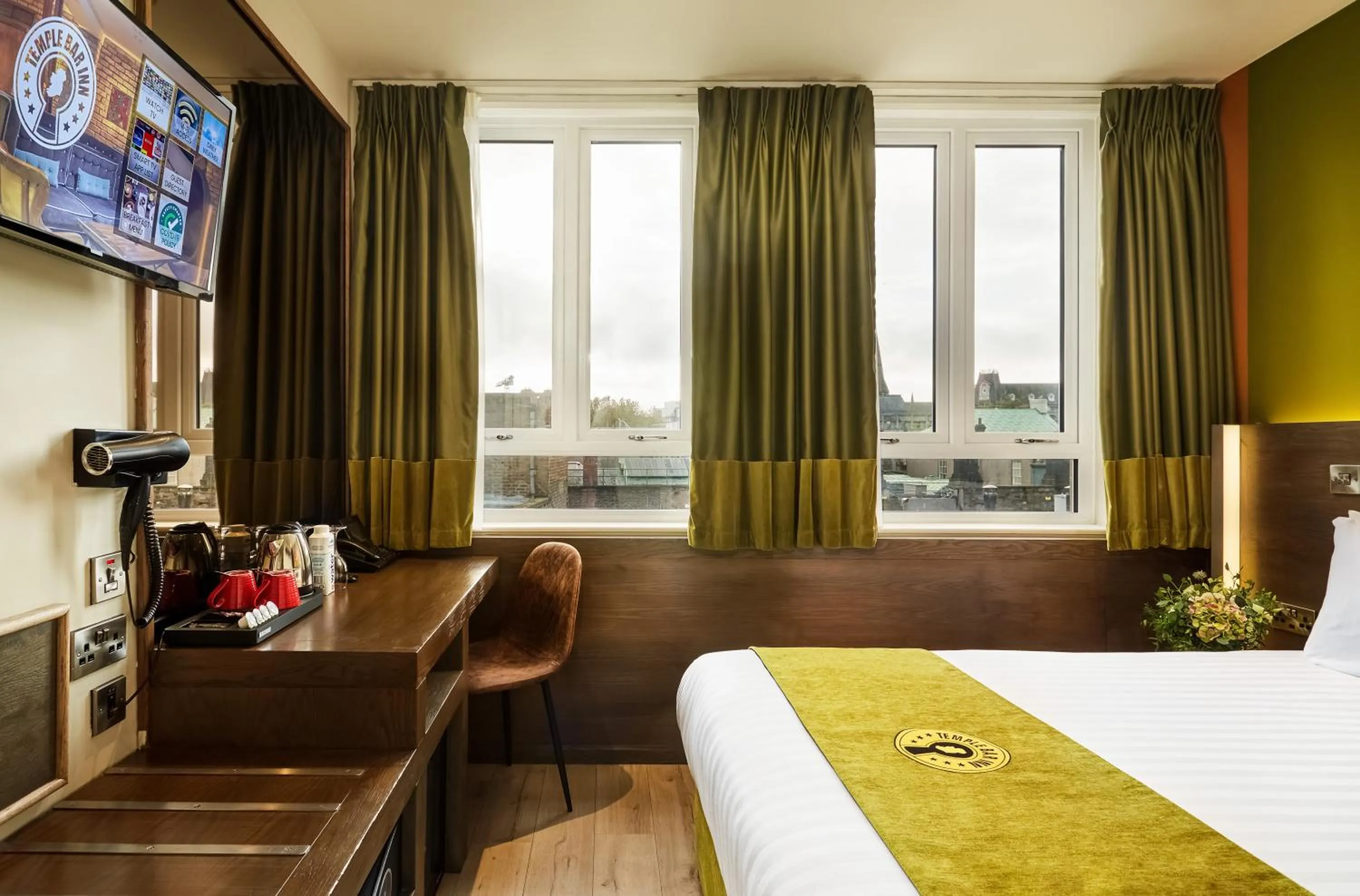 Photo of the whole room, Bed in Temple Bar Inn