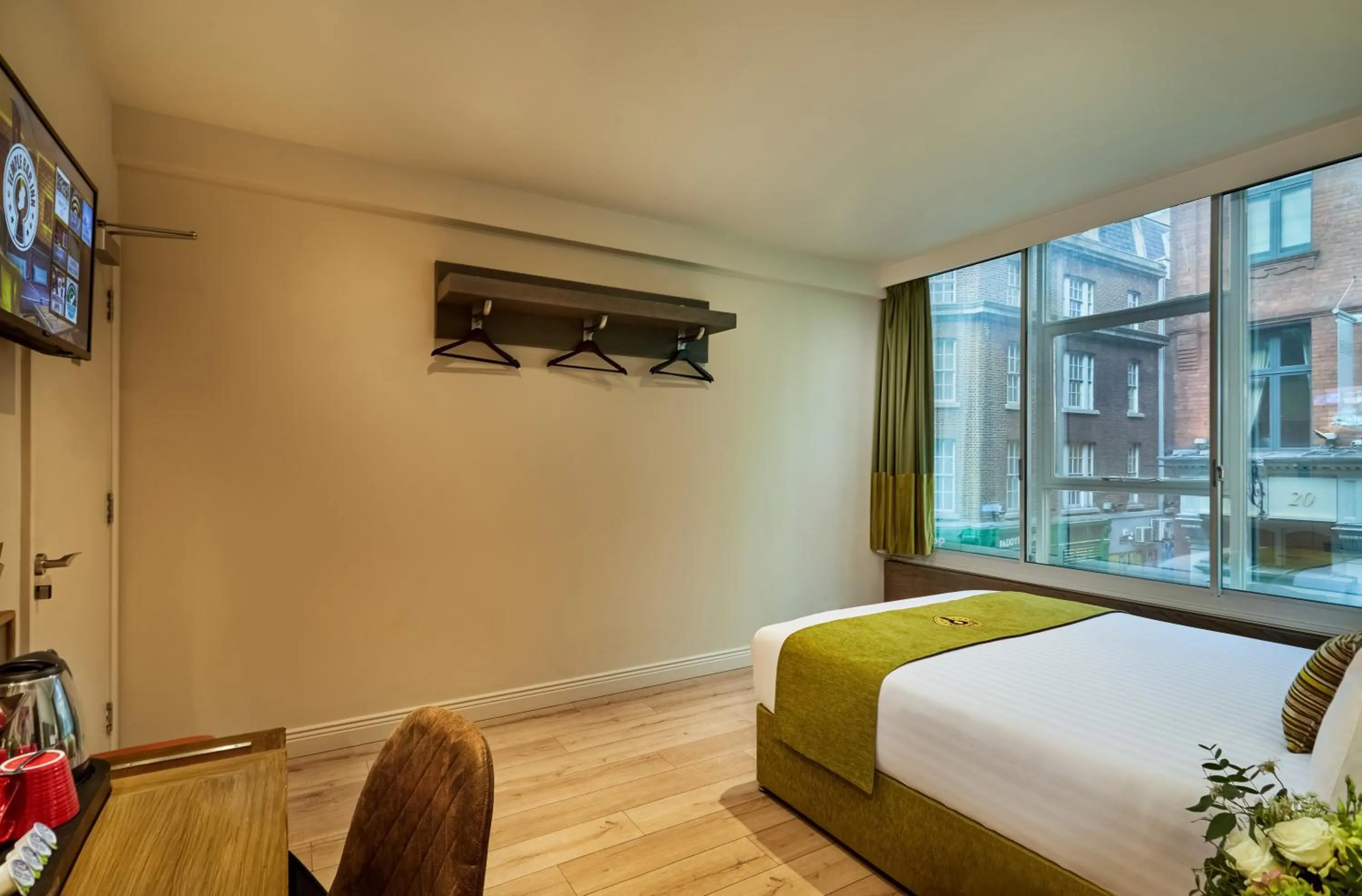 Photo of the whole room, Bed in Temple Bar Inn