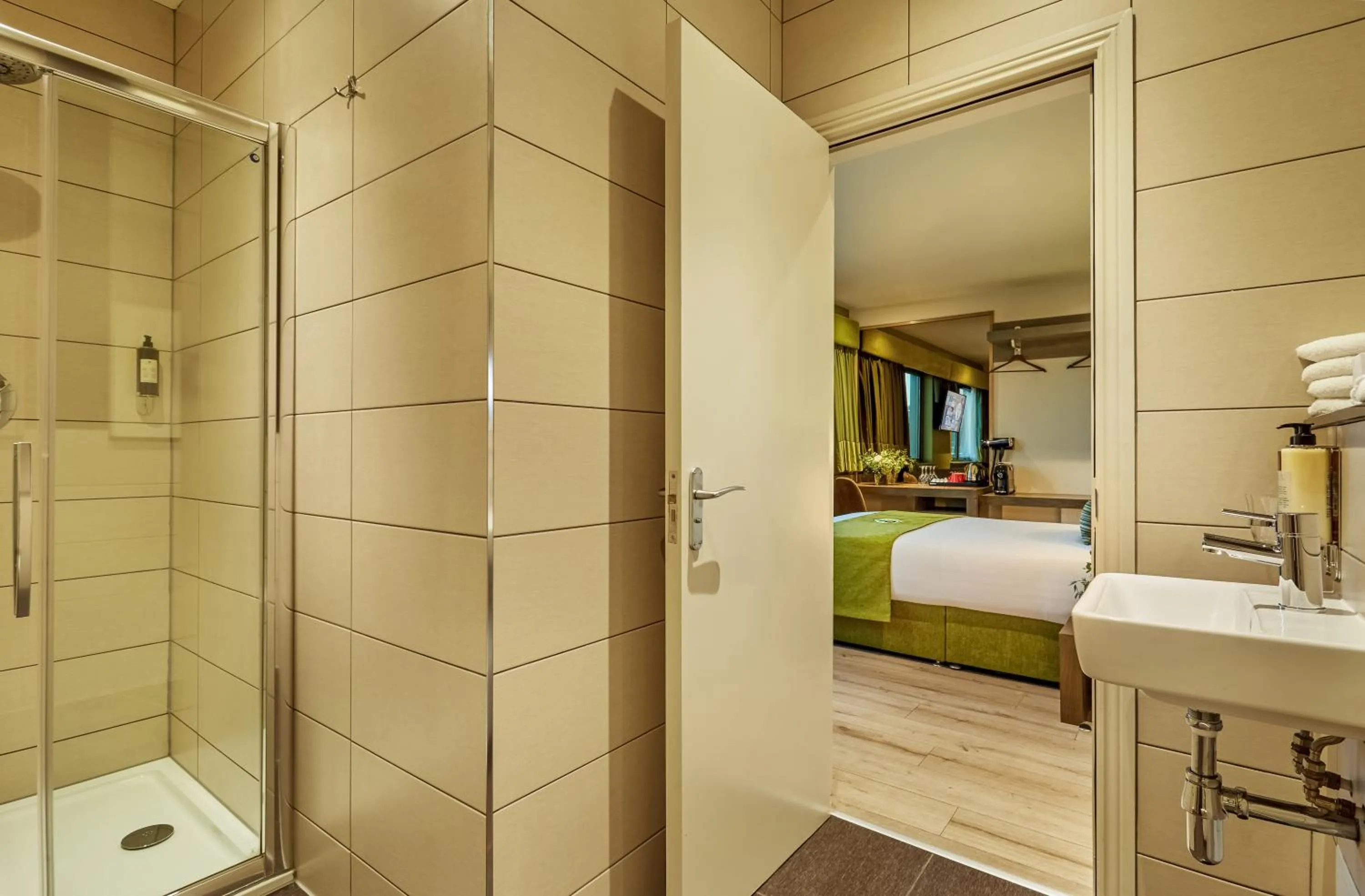 Bathroom, Bed in Temple Bar Inn