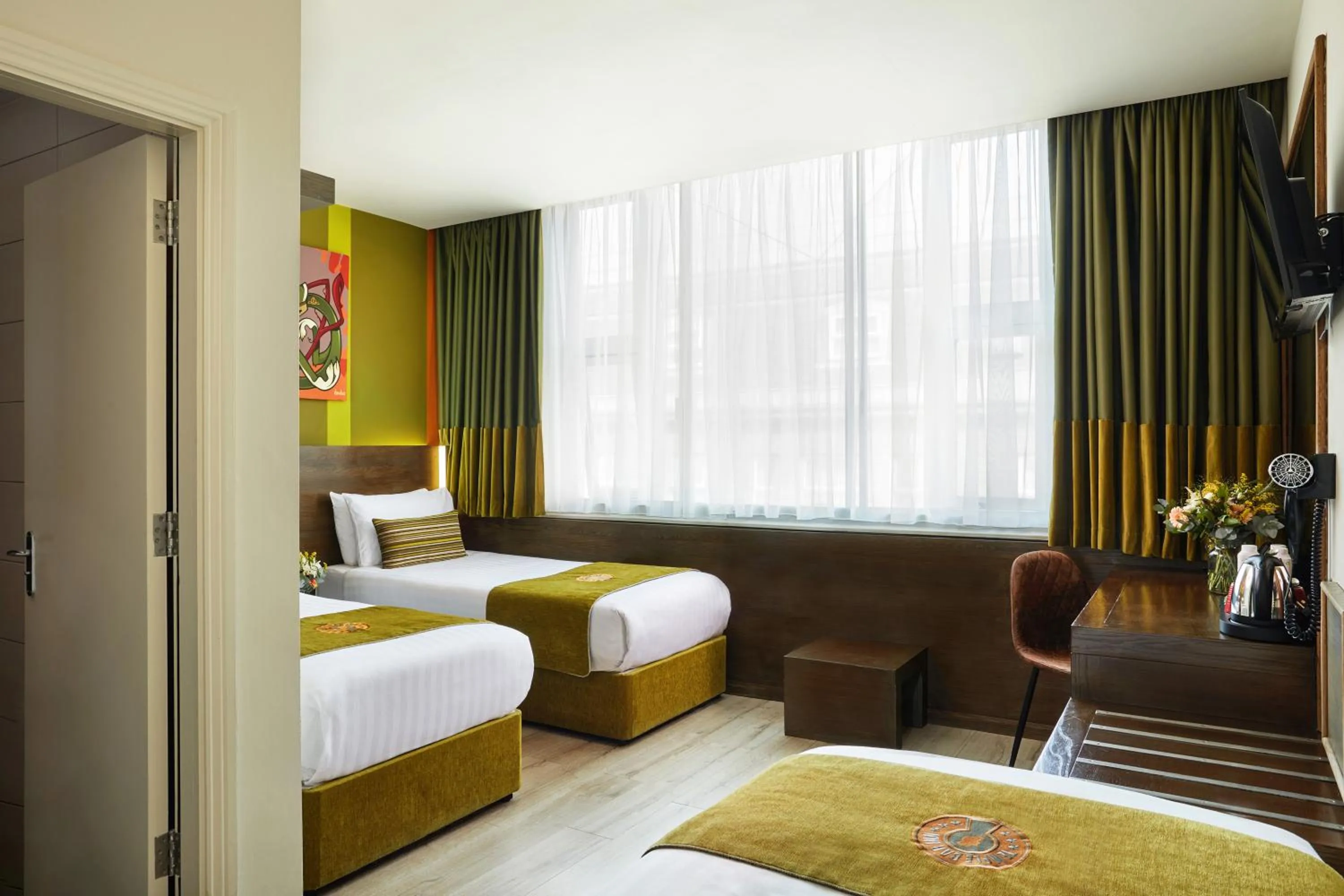 Photo of the whole room, Bed in Temple Bar Inn