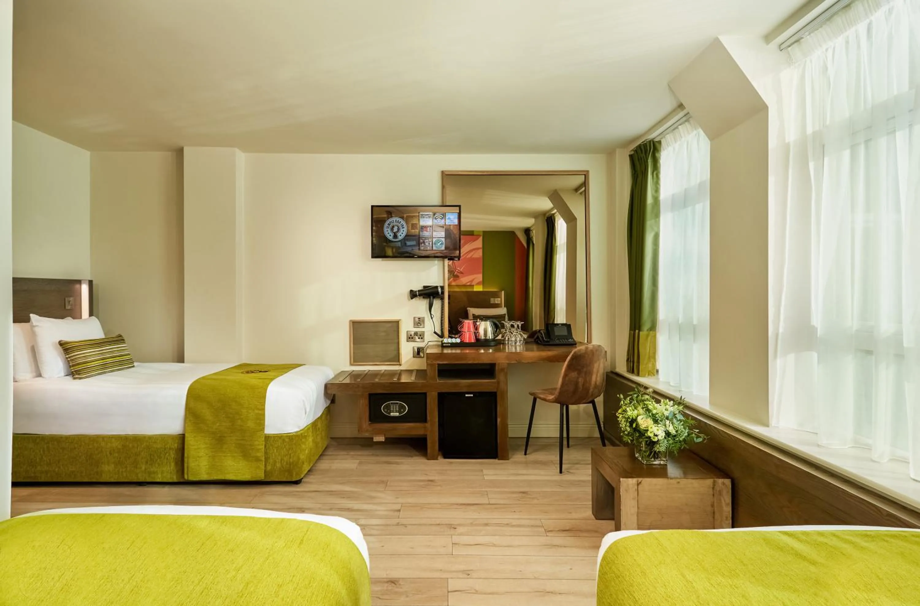 Photo of the whole room, Bed in Temple Bar Inn