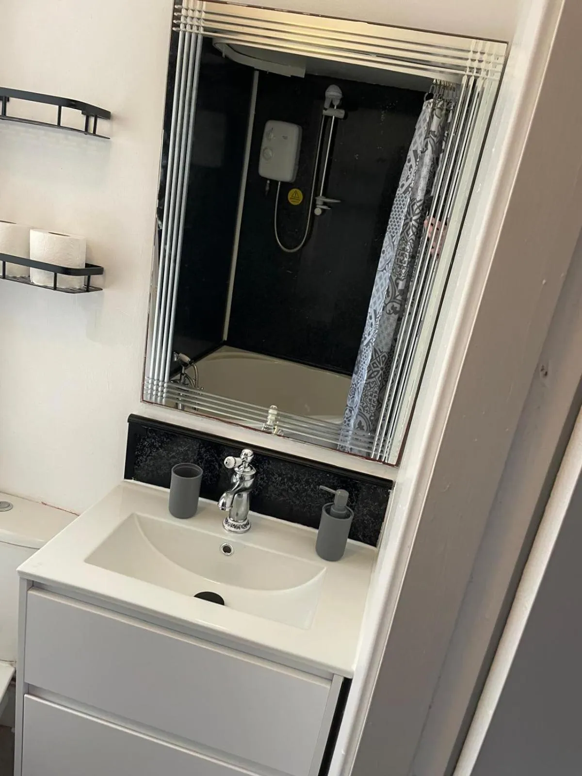 Bathroom in Rocklea Hotel