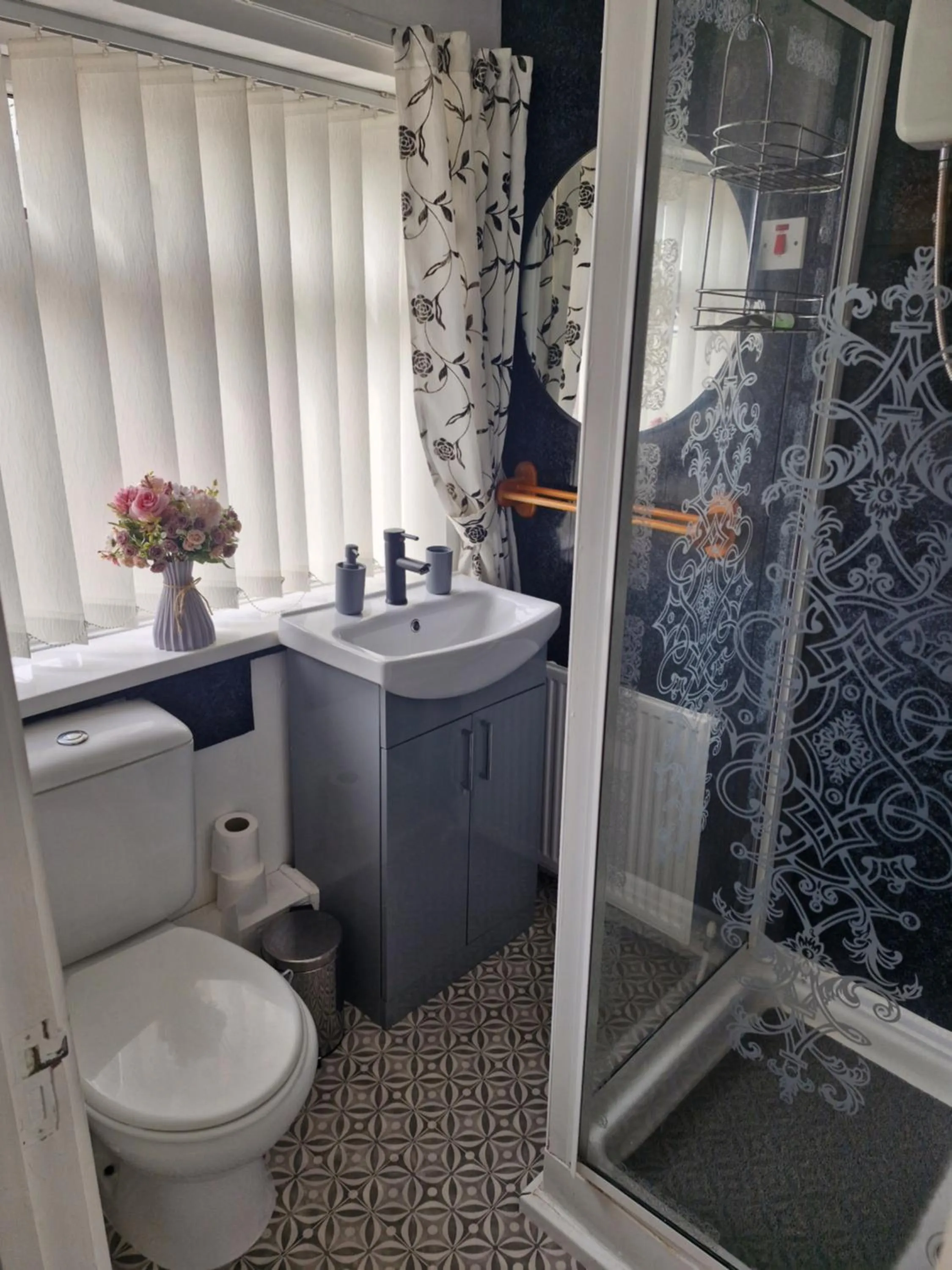 Shower in Rocklea Hotel