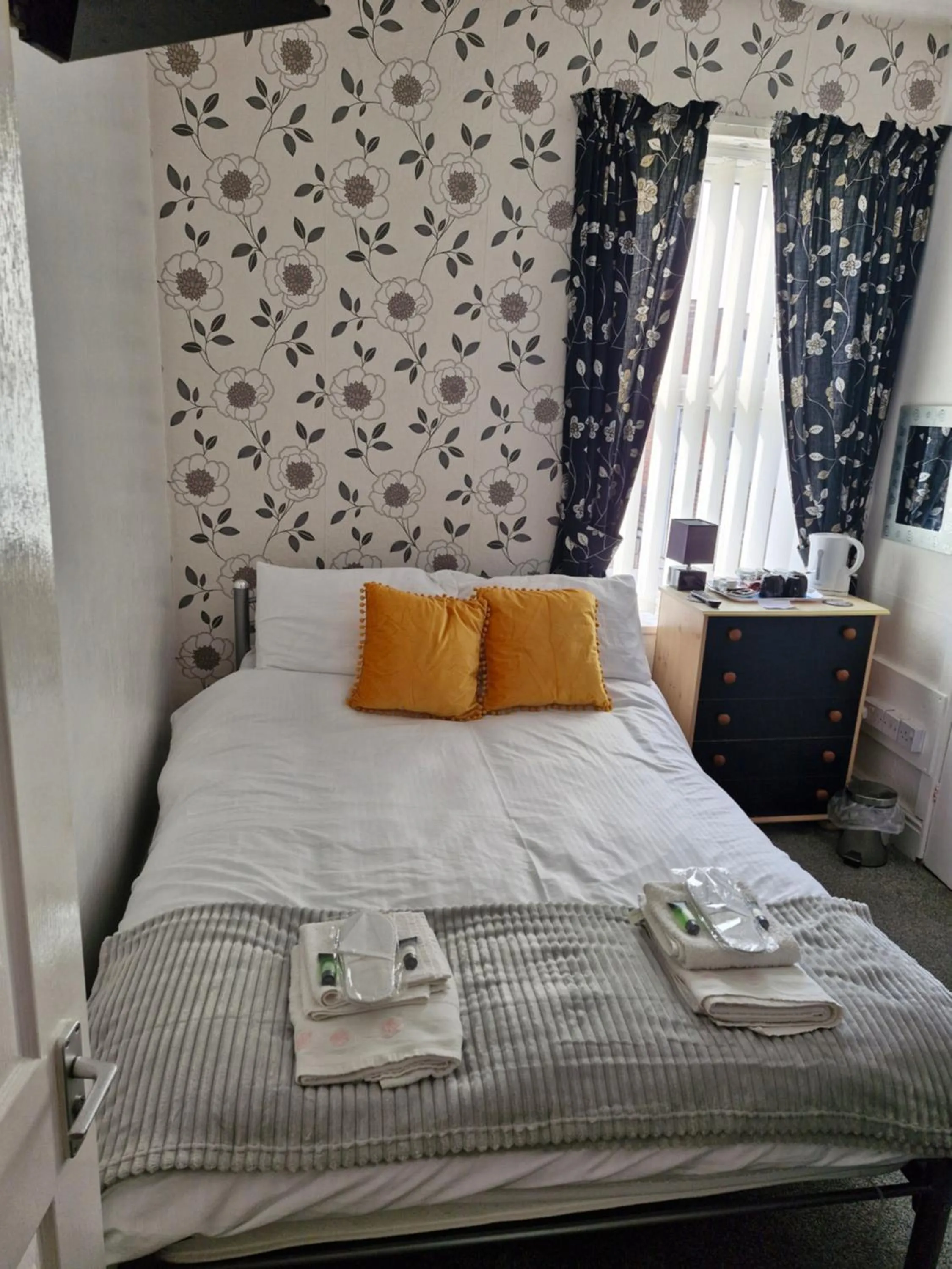 Twin Room with Private Bathroom in Rocklea Hotel