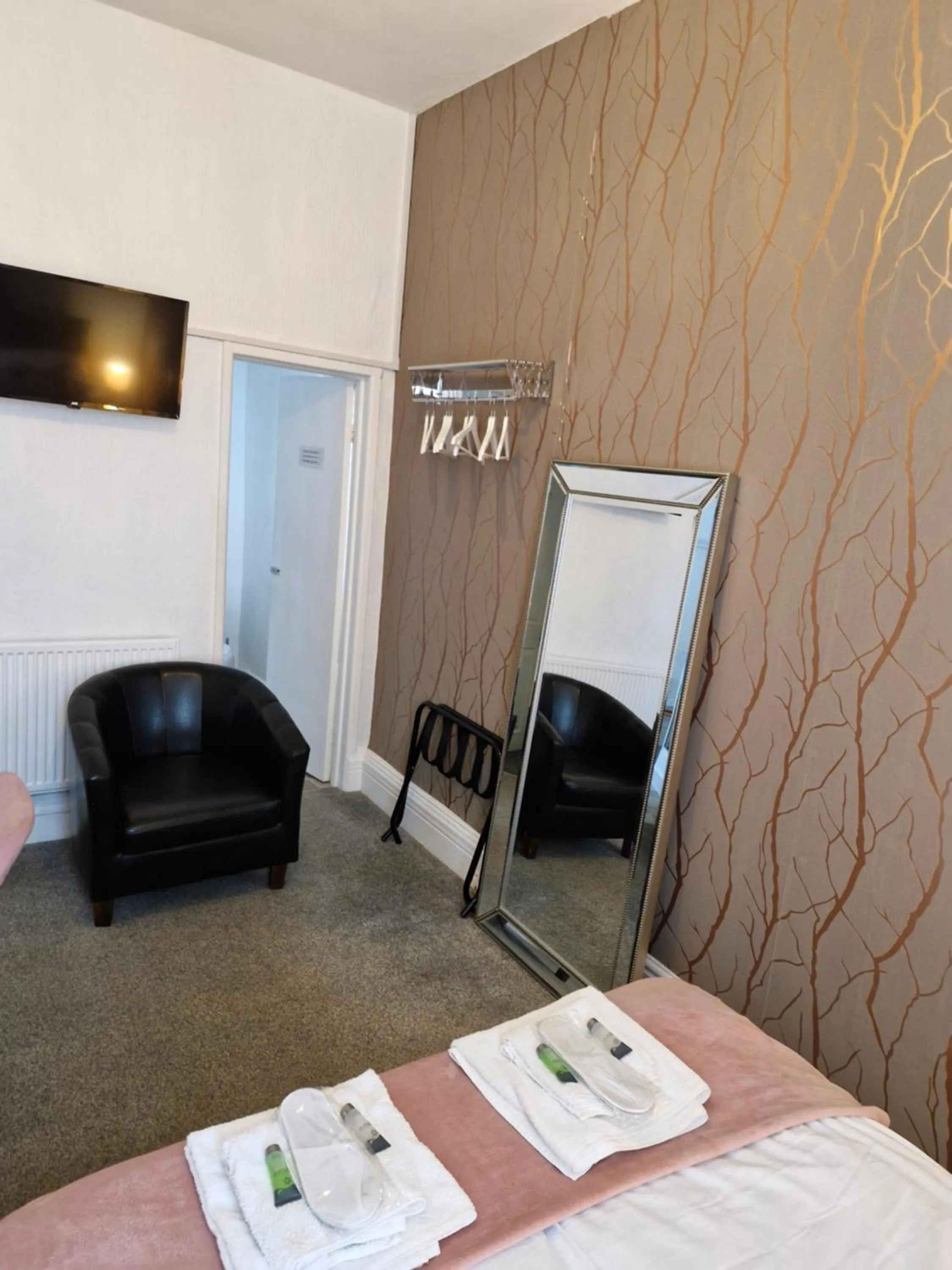 Seating area, Bed in Rocklea Hotel