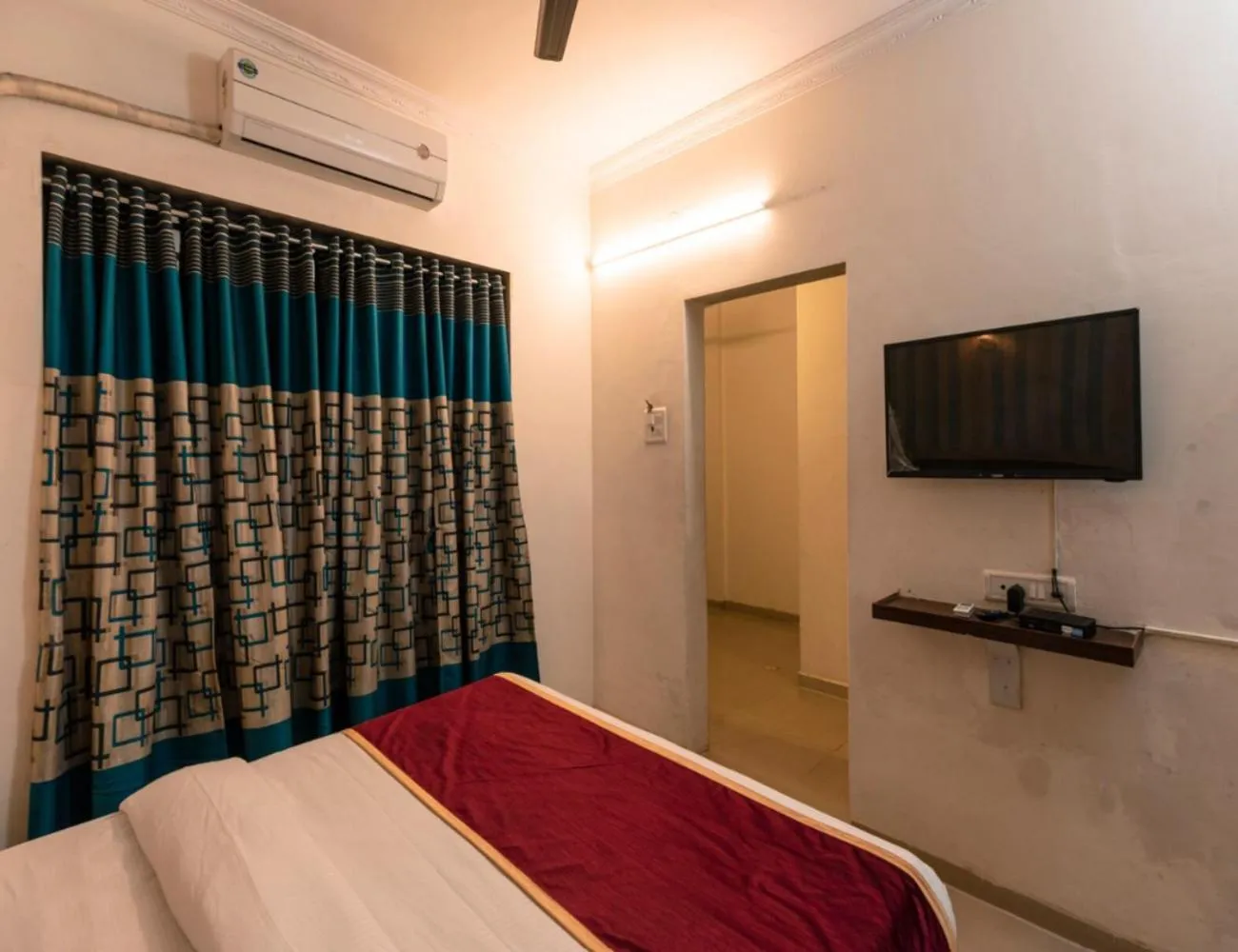 TV and multimedia, TV/Entertainment Center in Orange Inn Hotel