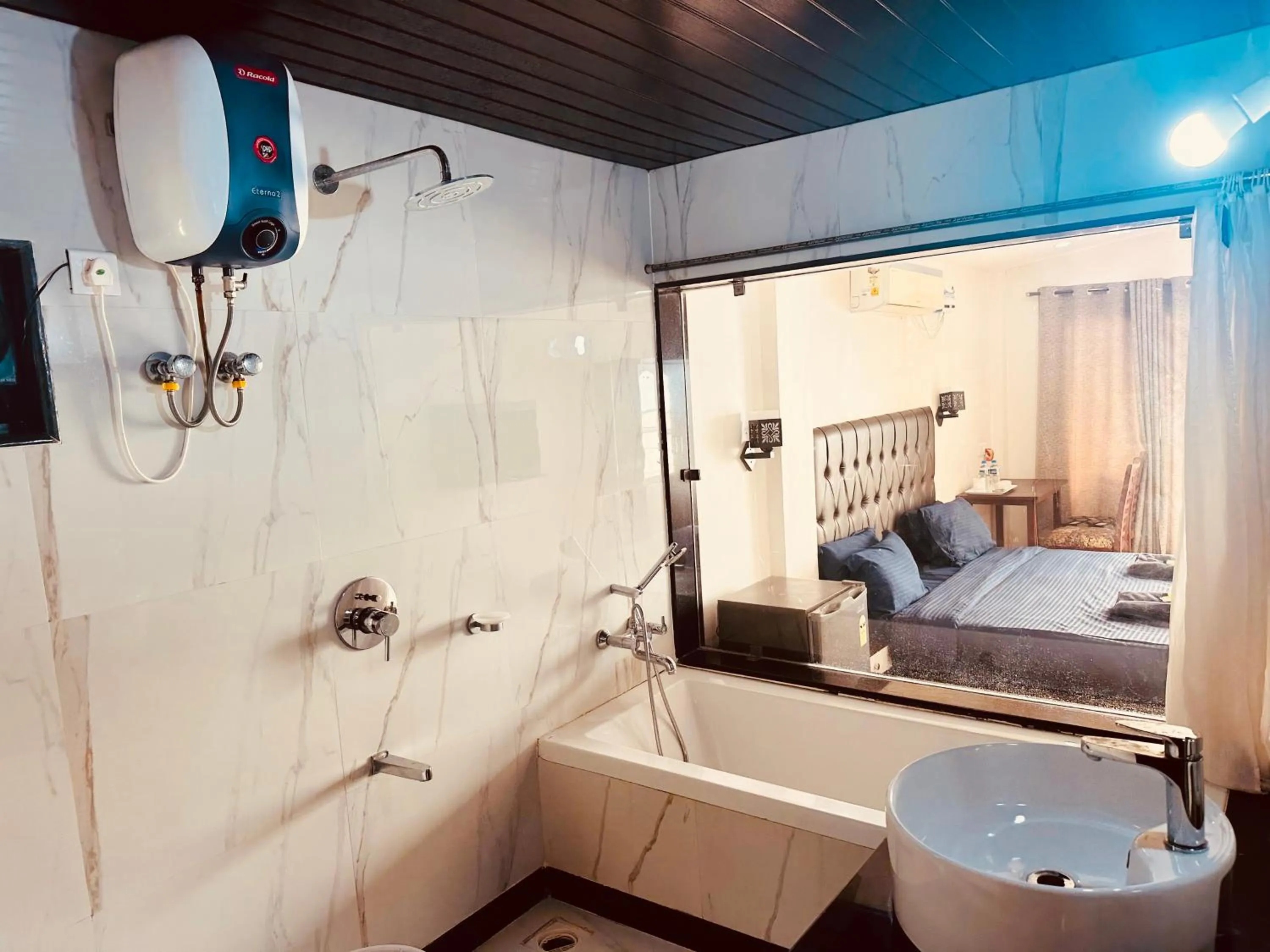 Bathroom, Bed in Swati