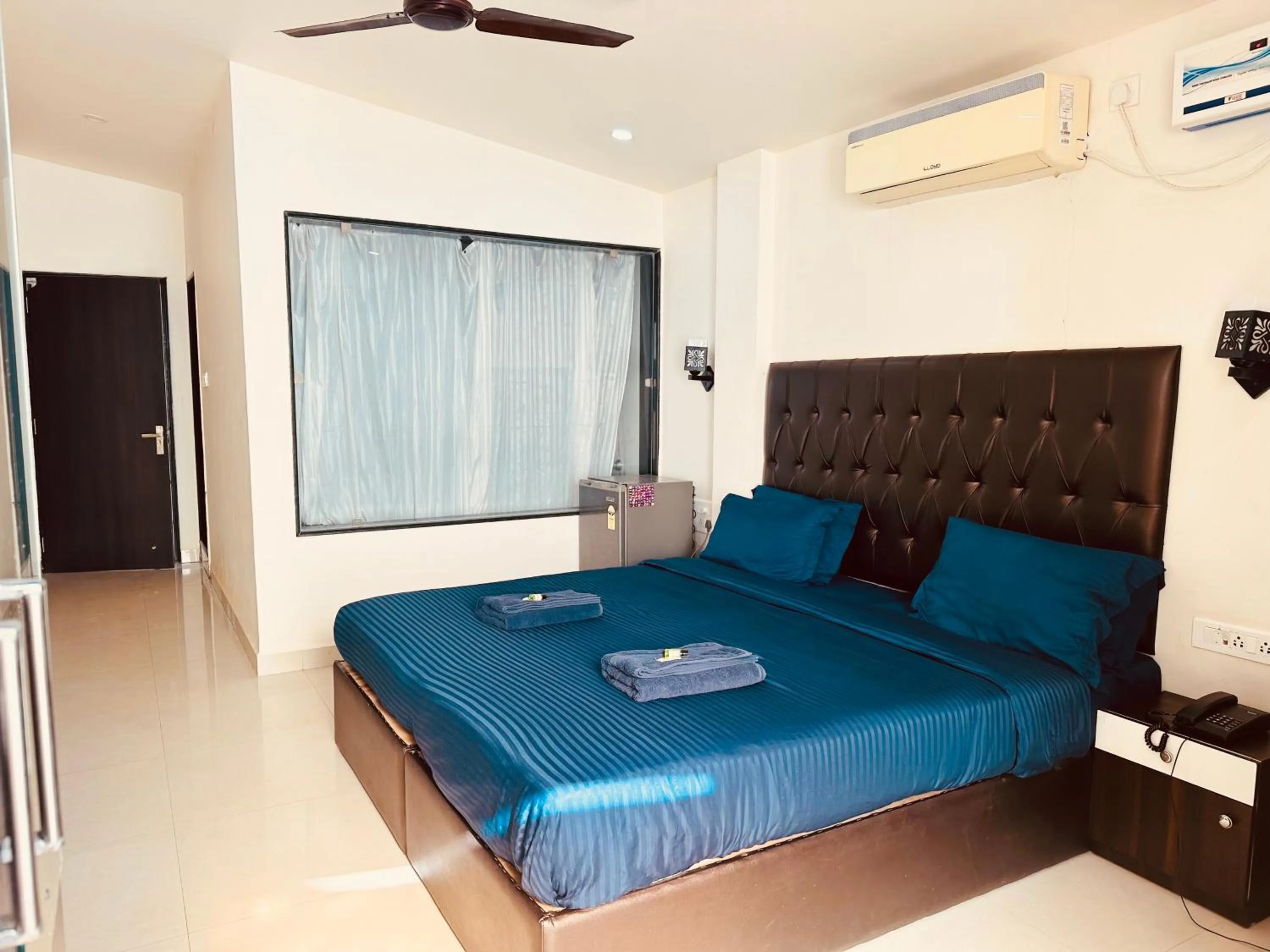 Photo of the whole room, Bed in Swati