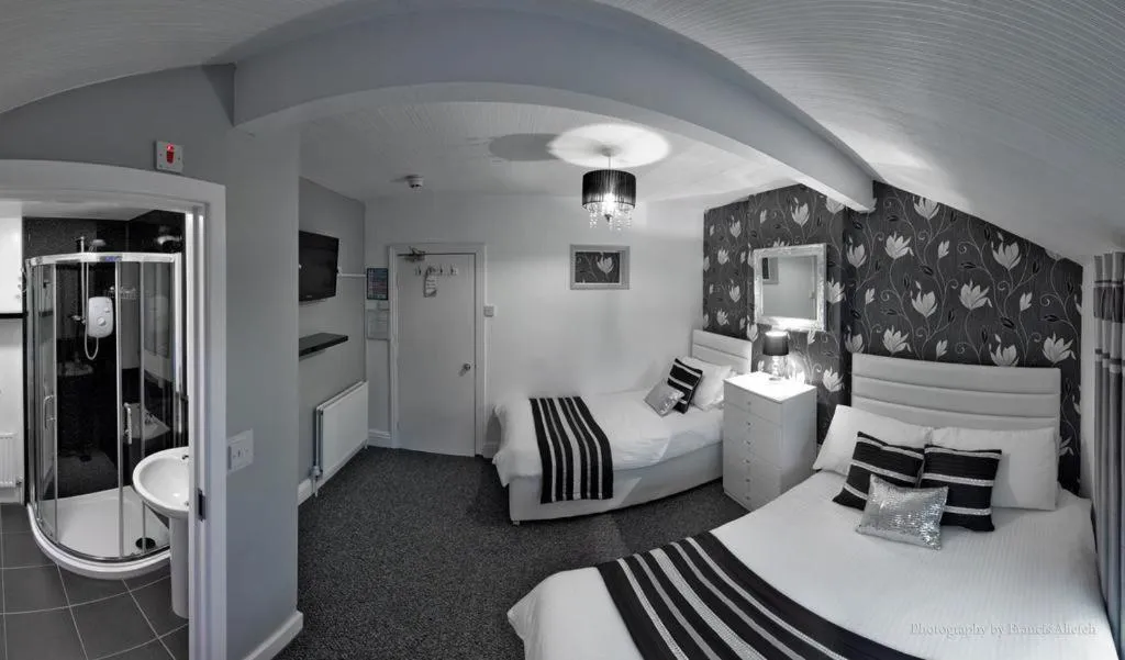 Property building, Bed in Ardern Hotel