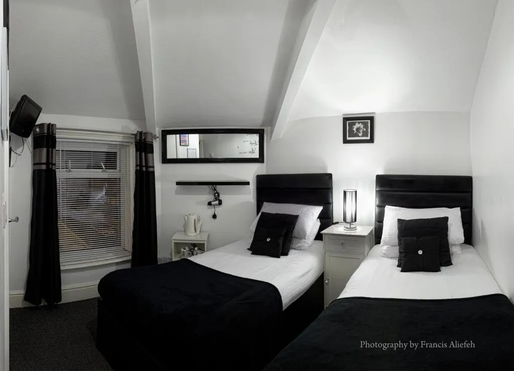 Property building, Bed in Ardern Hotel