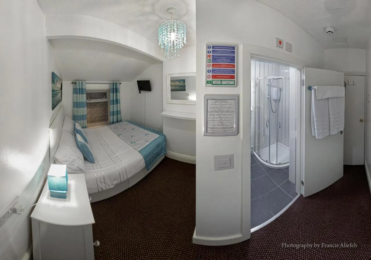 Property building, Bed in Ardern Hotel