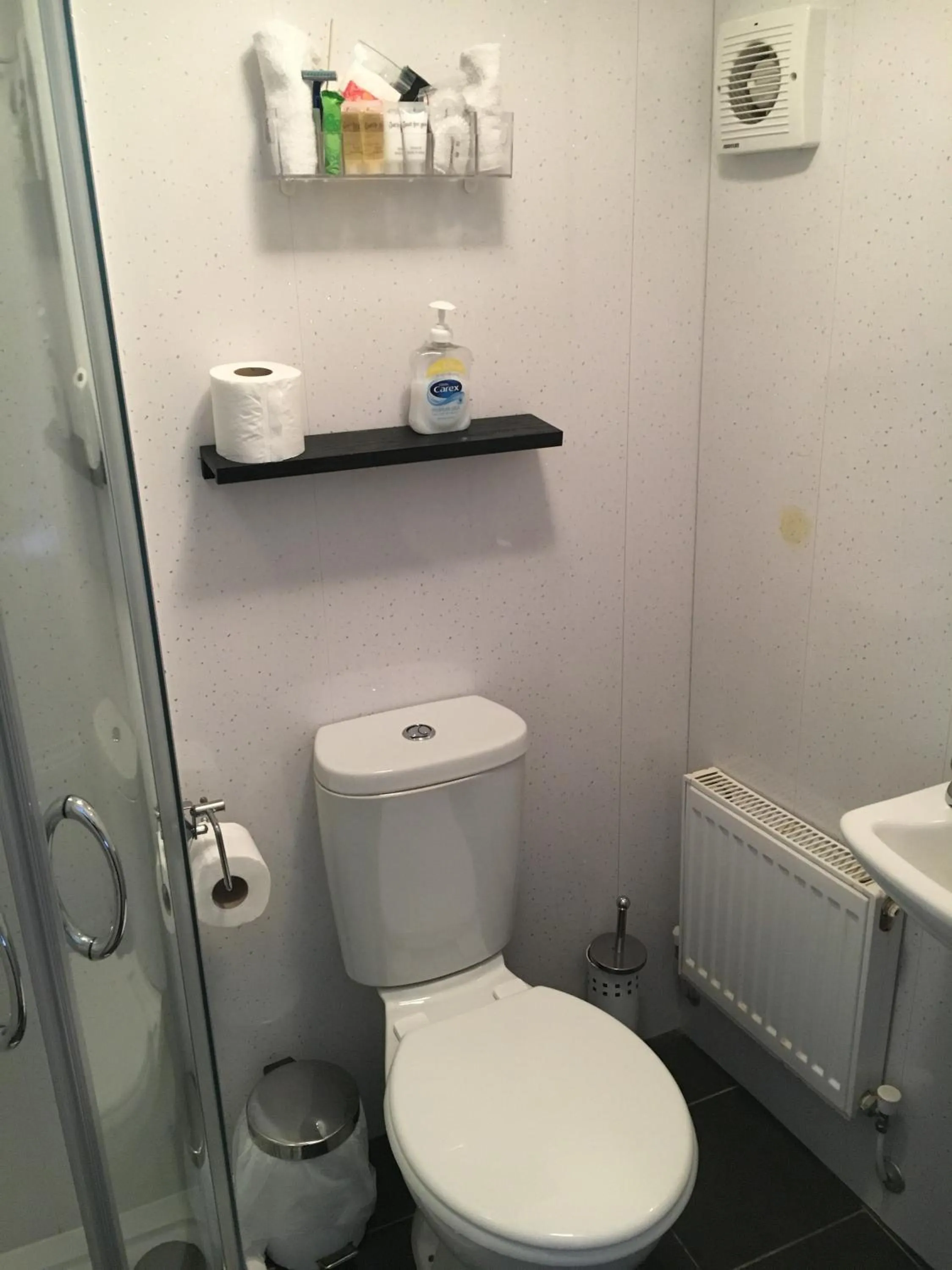 Bathroom in Ardern Hotel